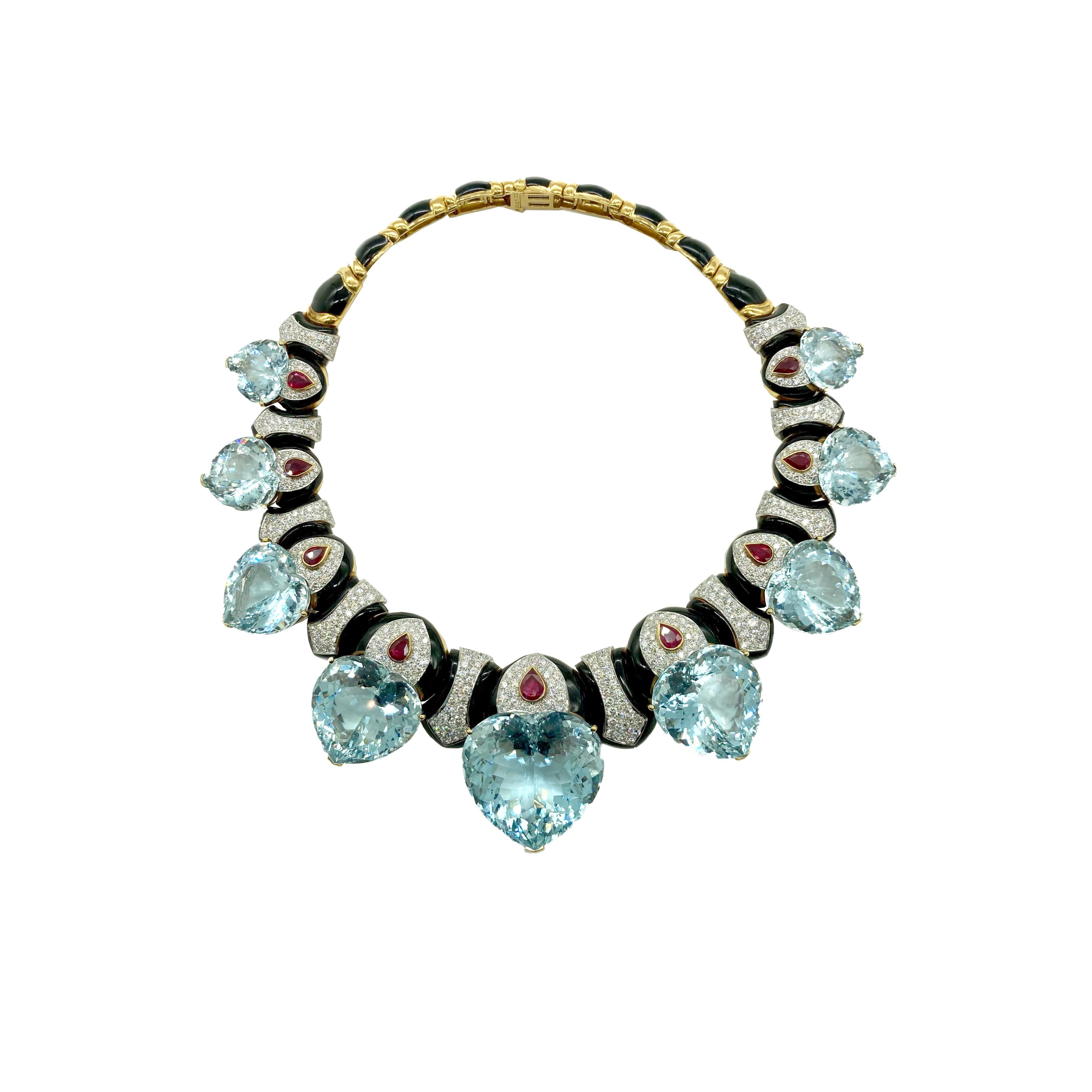 Eine exquisite David Webb Demi-Parure:: bestehend aus einer Halskette und Ohrclips aus 18-karätigem Gelbgold:: mit herzförmigen Aquamarinen:: birnenförmigen Rubinen:: schwarzem Onyx und Diamanten. Ca. 1970.
