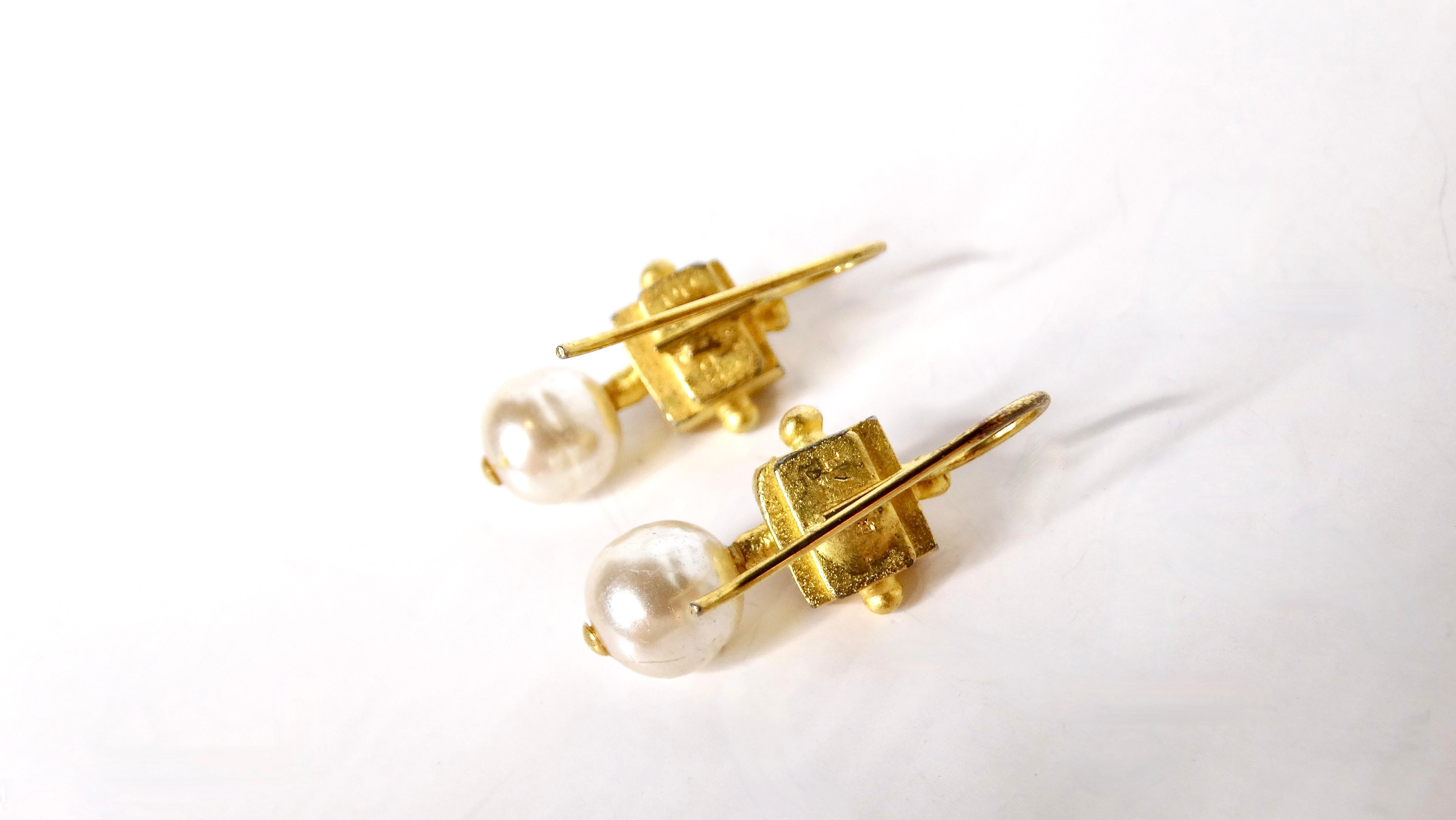 Rehaussez votre collection de bijoux avec les boucles d'oreilles pendantes Vintage David Webb Inspired 18k Gold Plated Costume Freshwater Pearl Ears. Ces boucles d'oreilles exquises mettent en valeur une fausse pierre précieuse de couleur ambre qui