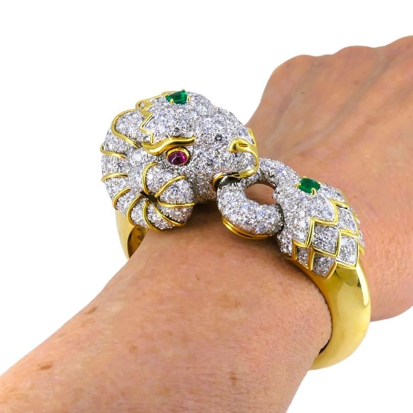 Un spectaculaire bracelet de la Collection Sal de David Webb avec une tête de bélier, en or 18 carats et platine, orné de pierres précieuses.
La tête de bélier forme l'élément central de la pièce. Sa forme complexe et son design détaillé lui