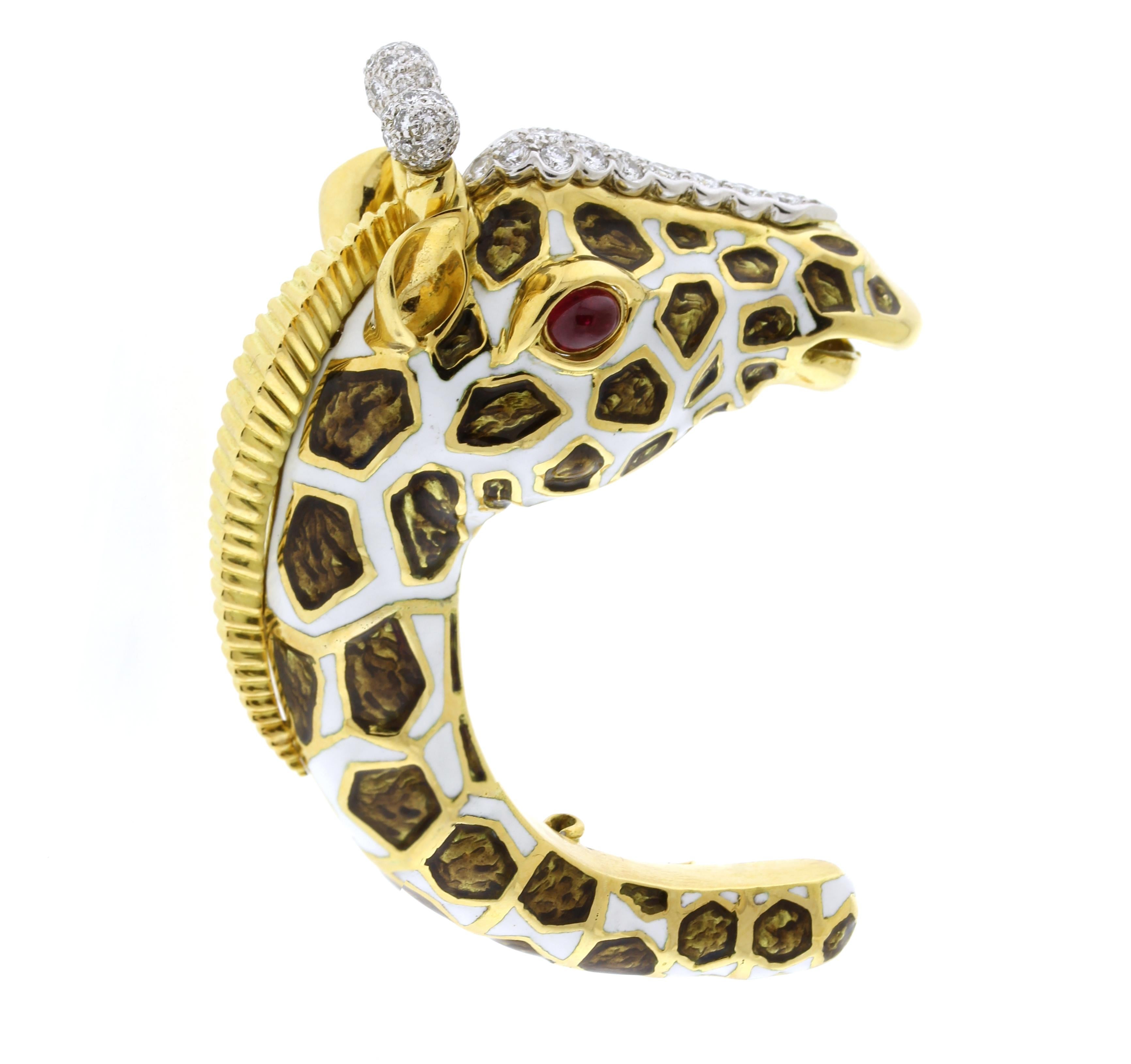 La broche girafe de la collection Kingdom de David Webb est une icône. Façonnée en or 18 carats et en platine, la broche est méticuleusement émaillée de blanc et d'émail pailloné brun représentant les taches des girafes. David Webb a présenté son