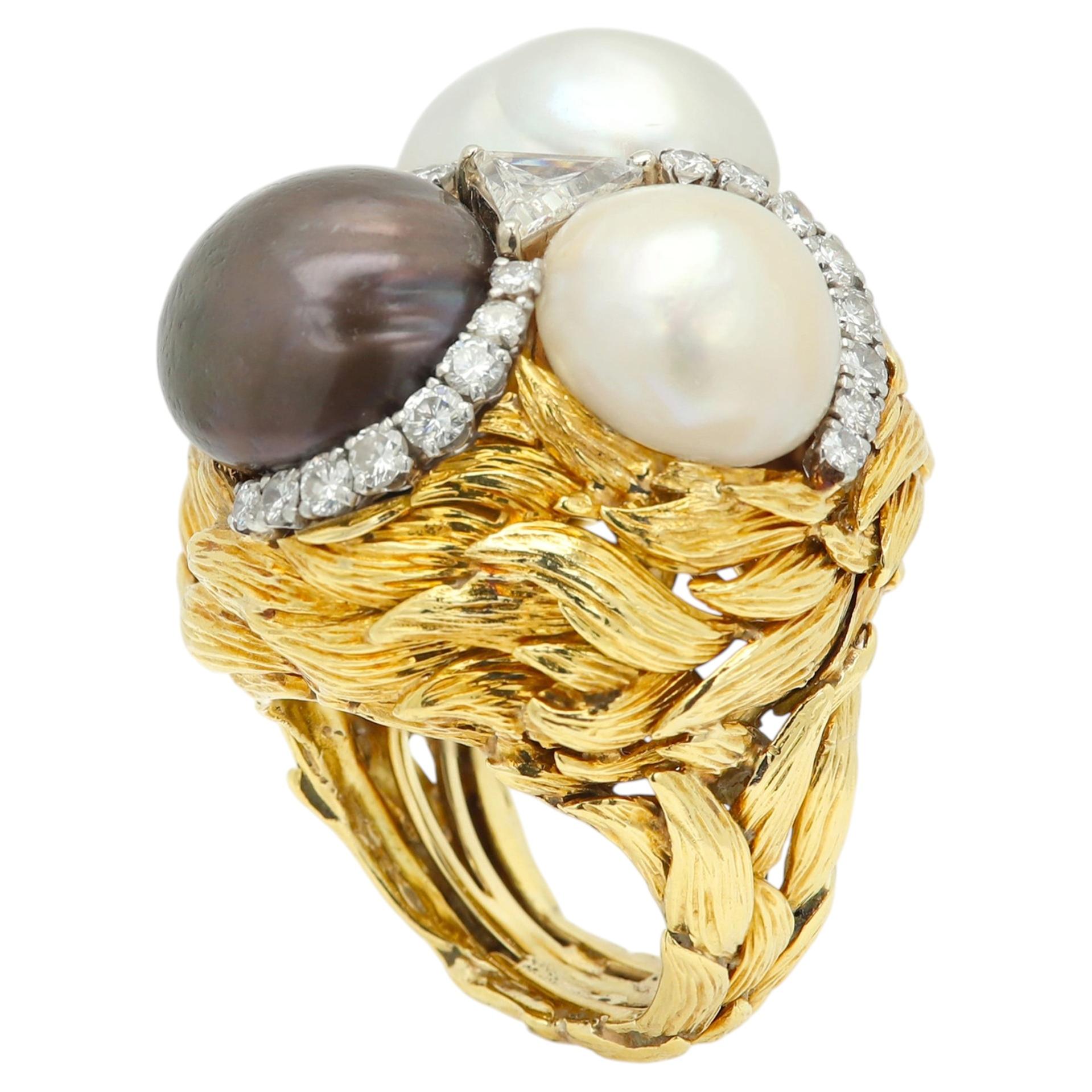 Anillo de cóctel grande de oro de David Webb con tres perlas y diamantes, de 18k y platino