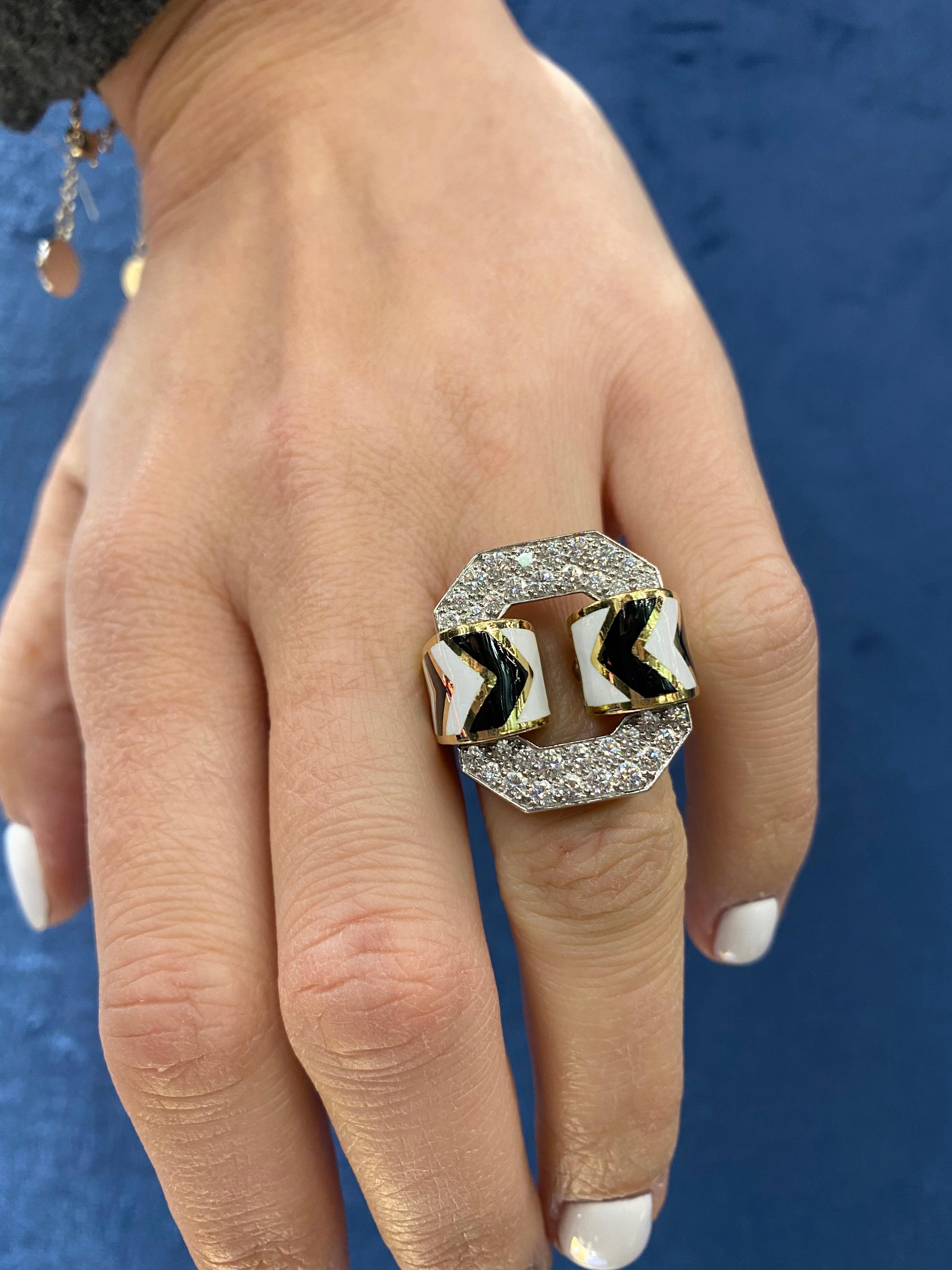 David Webb Large Tire Chevron White and Black Enamel Ring In Excellent Condition In New York, NY