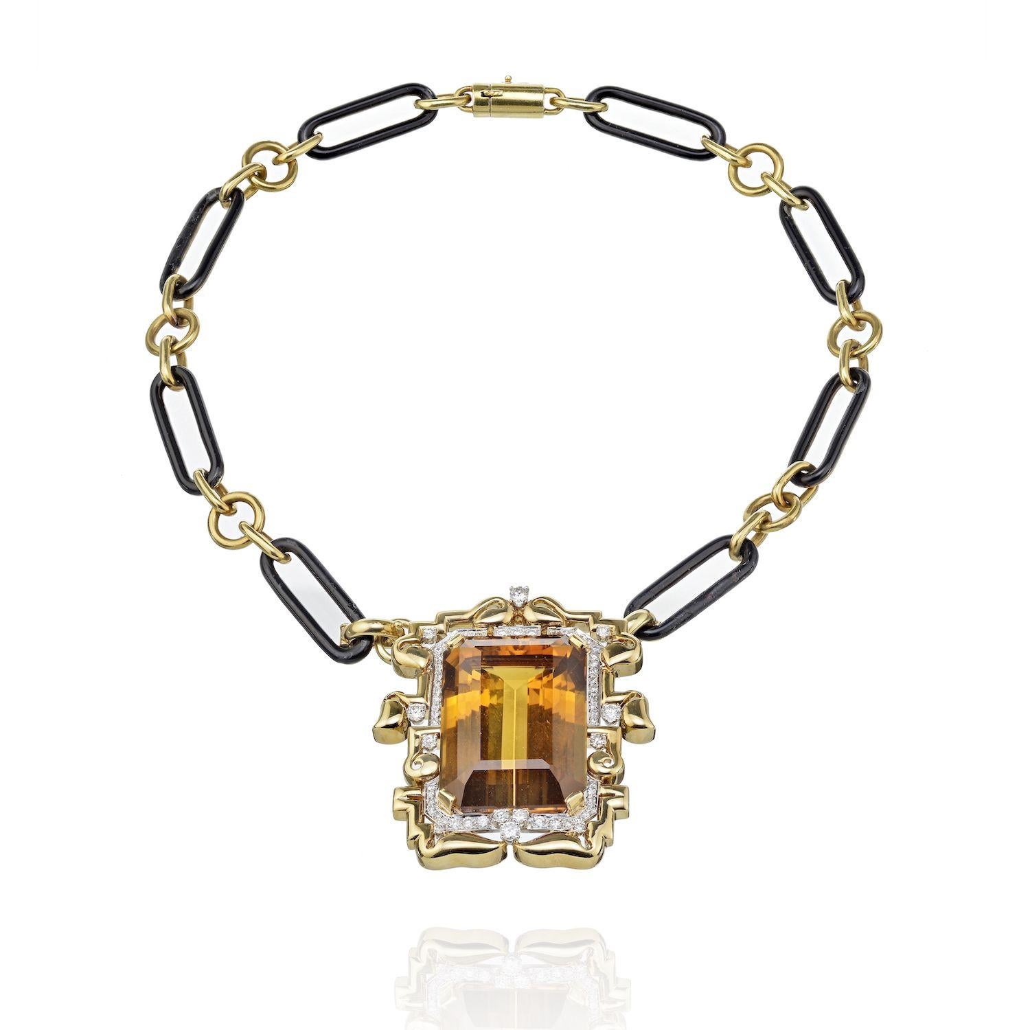 Il s'agit d'un collier broche très spécial et rare réalisé par David Webb dans les années 1980. 
La particularité de ce collier est que vous pouvez le porter comme une broche, comme une chaîne à maillons et comme un pendentif sur une chaîne.