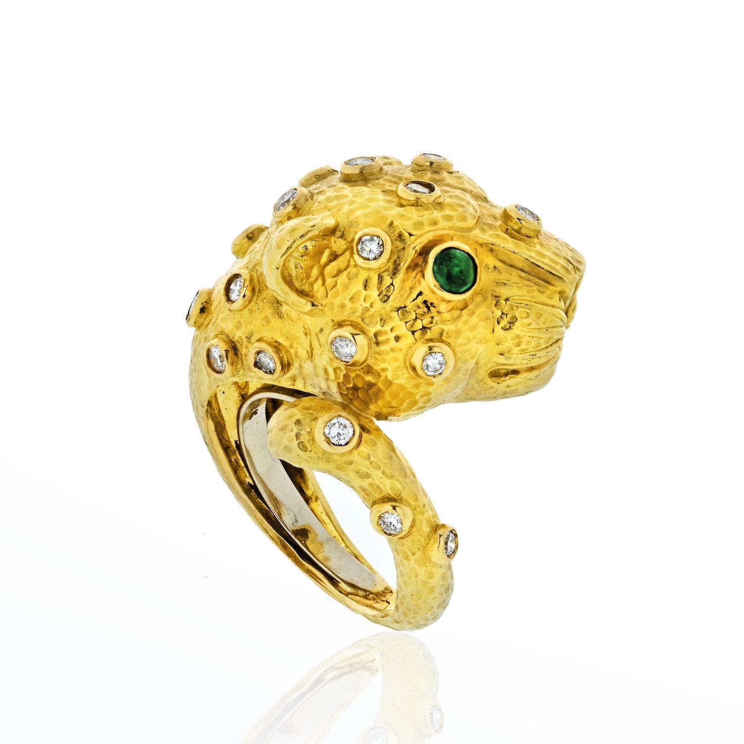 Modern David Webb Leopard 18 Karat Yellow Gold Green Emeralds, Diamonds Ring For Sale