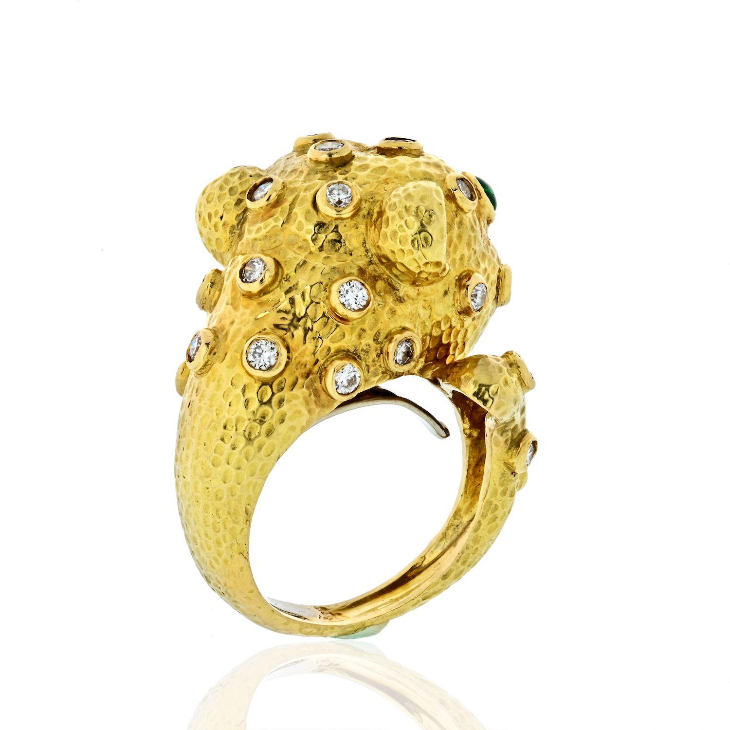 David Webb Leopard 18 Karat Yellow Gold Green Emeralds, Diamonds Ring In Excellent Condition For Sale In New York, NY