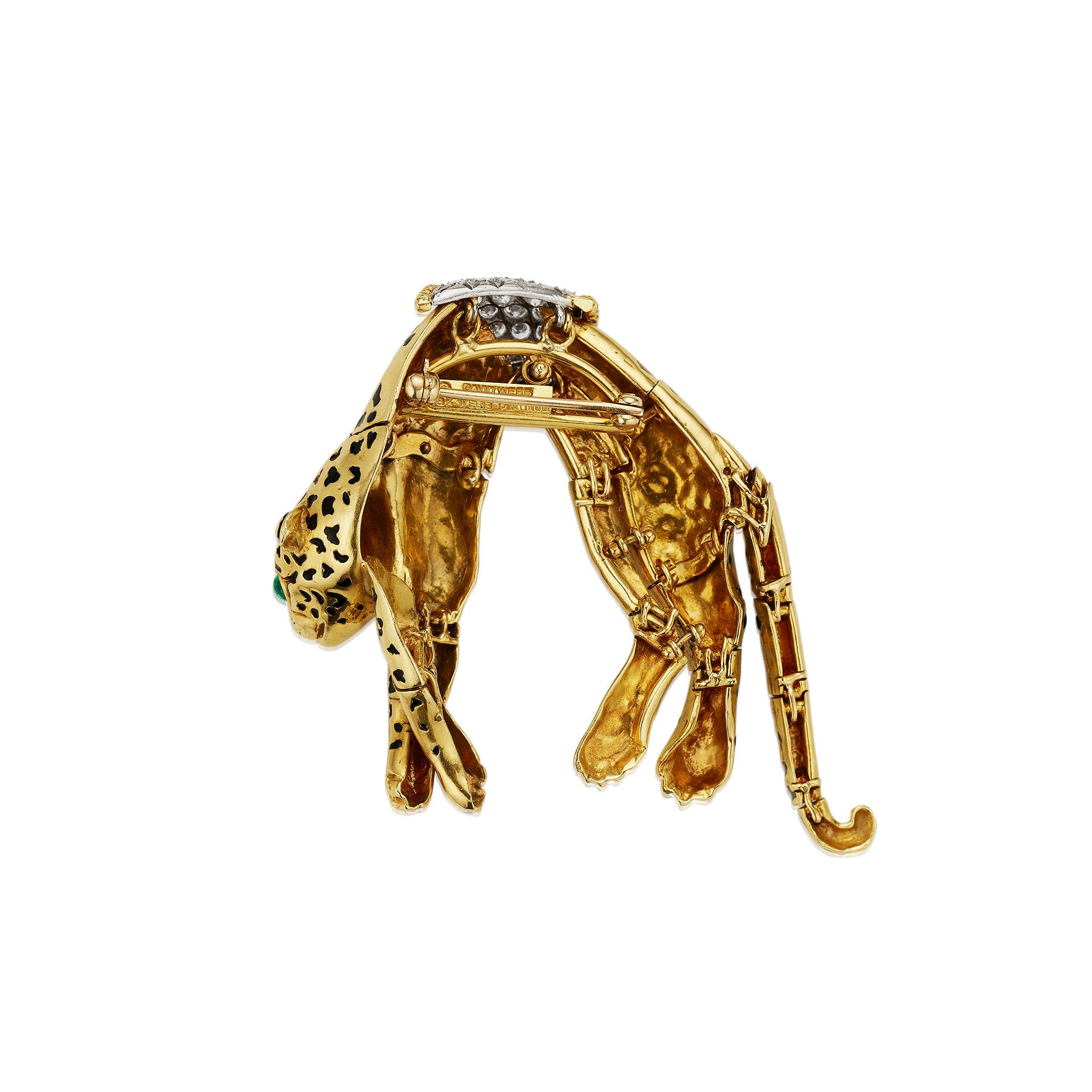 Diese um 1964 entworfene und in den 1960er bis 1970er Jahren entstandene Leopardenbrosche von David Webb besteht aus 18 Karat Gold, Diamanten, Emaille und Smaragden. Der Leopard mit schwarzem, emailliertem Fell, smaragdgrünen Augen und beweglichen