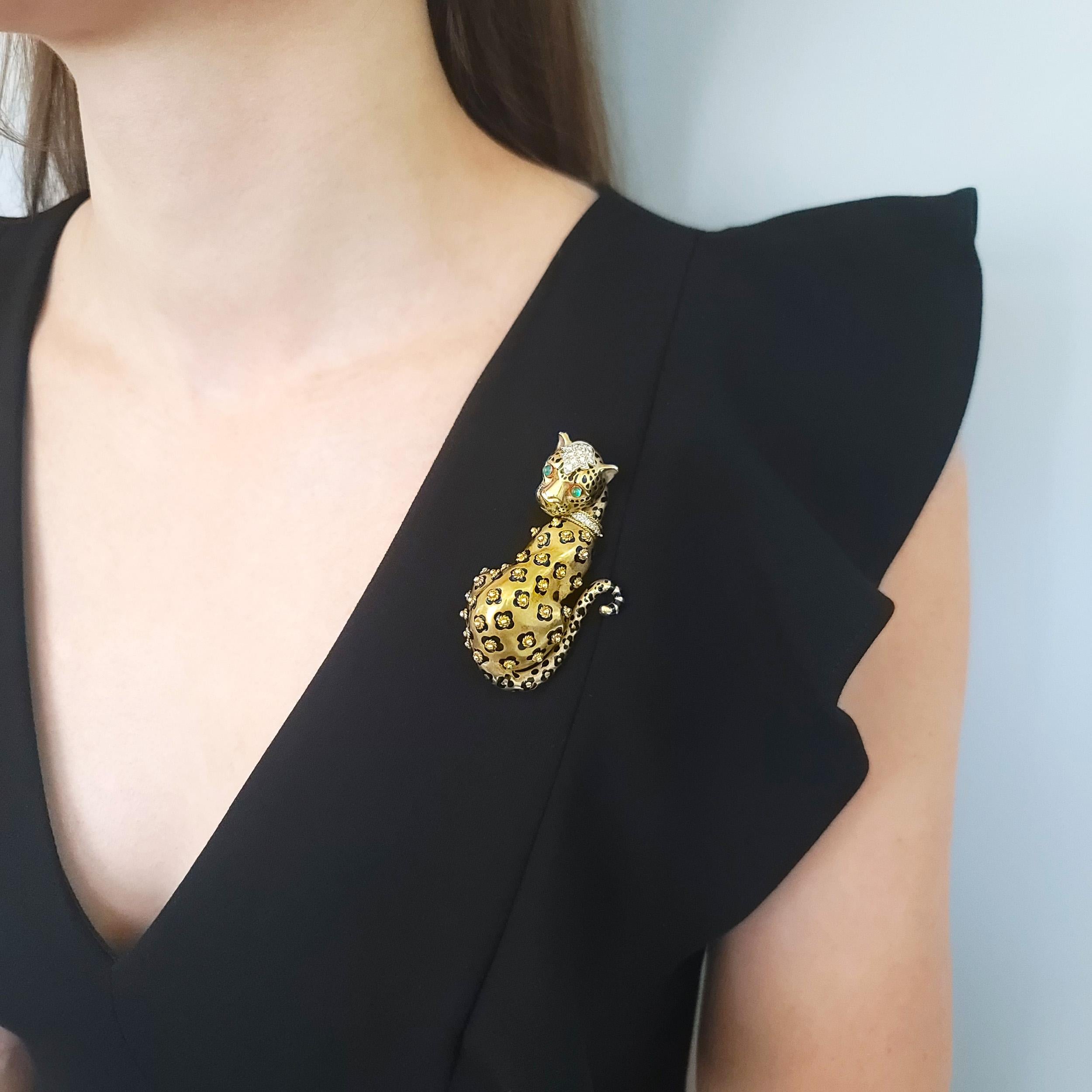 David Webb Broche de leopardo Oro, diamante, esmalte y esmeralda Artista