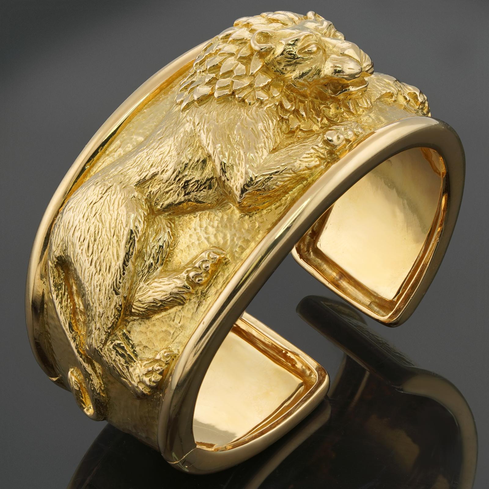 Cet authentique bracelet manchette intemporel de David Webb est orné d'un motif de lion en or jaune poli et martelé et est complété par une section à charnière permettant un port confortable. Fabriqué aux États-Unis vers les années 1980. Dimensions