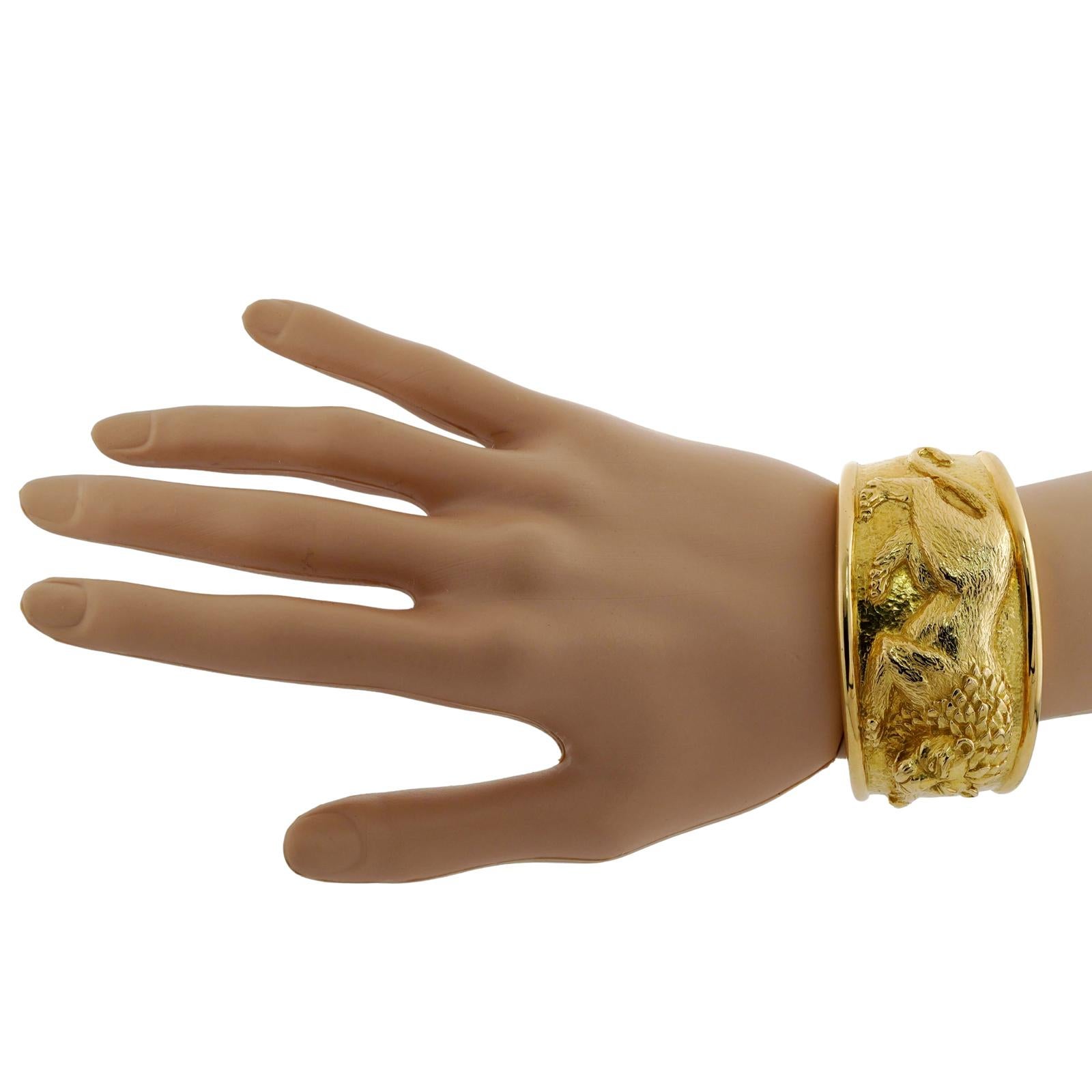 DAVID WEBB Lion 18k Yellow Gold Vintage Medium Cuff Bracelet In Excellent Condition For Sale In New York, NY