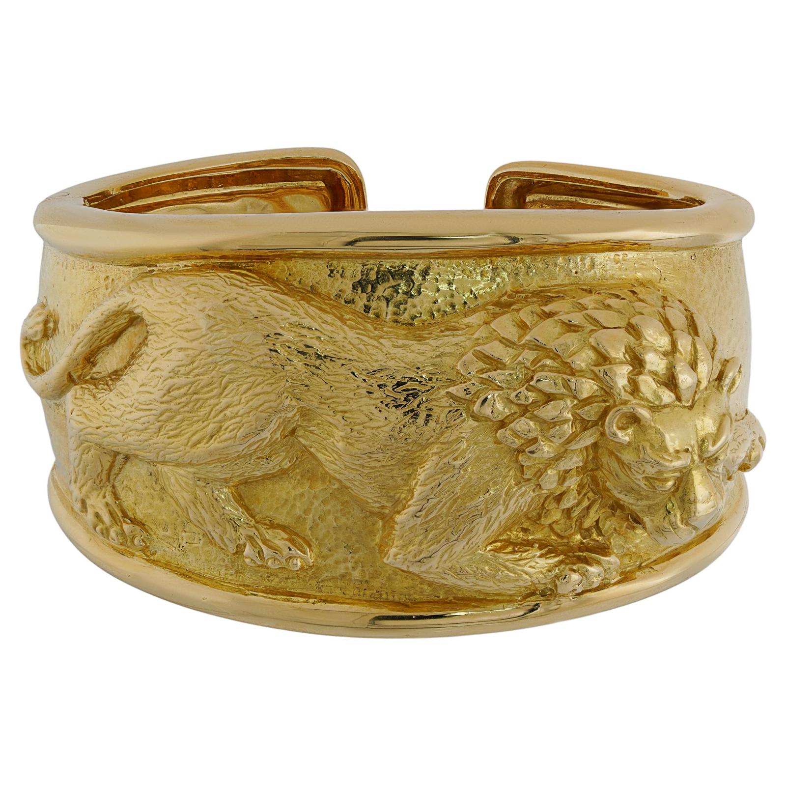 Women's or Men's DAVID WEBB Lion 18k Yellow Gold Vintage Medium Cuff Bracelet For Sale