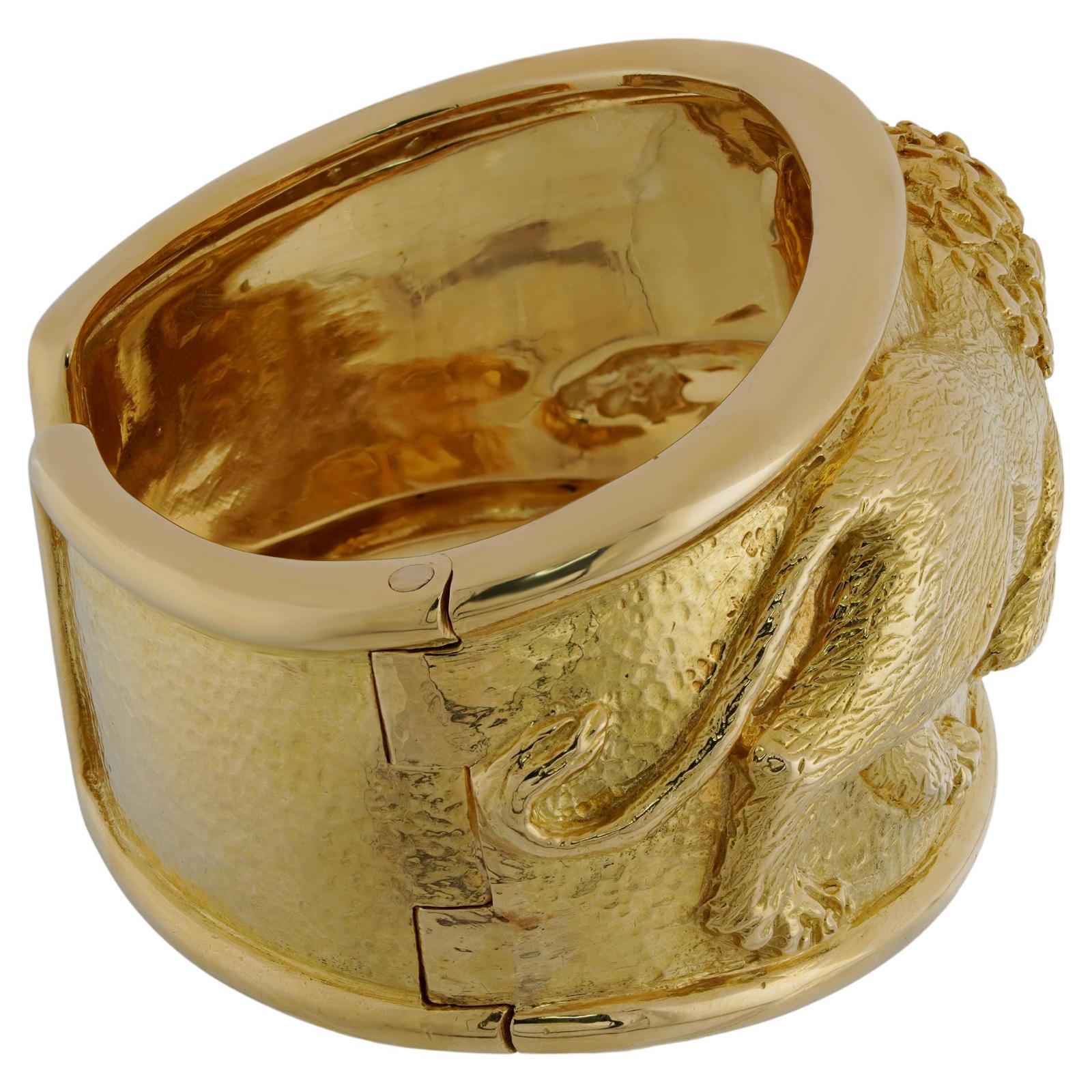 DAVID WEBB Lion 18k Yellow Gold Vintage Medium Cuff Bracelet For Sale 3