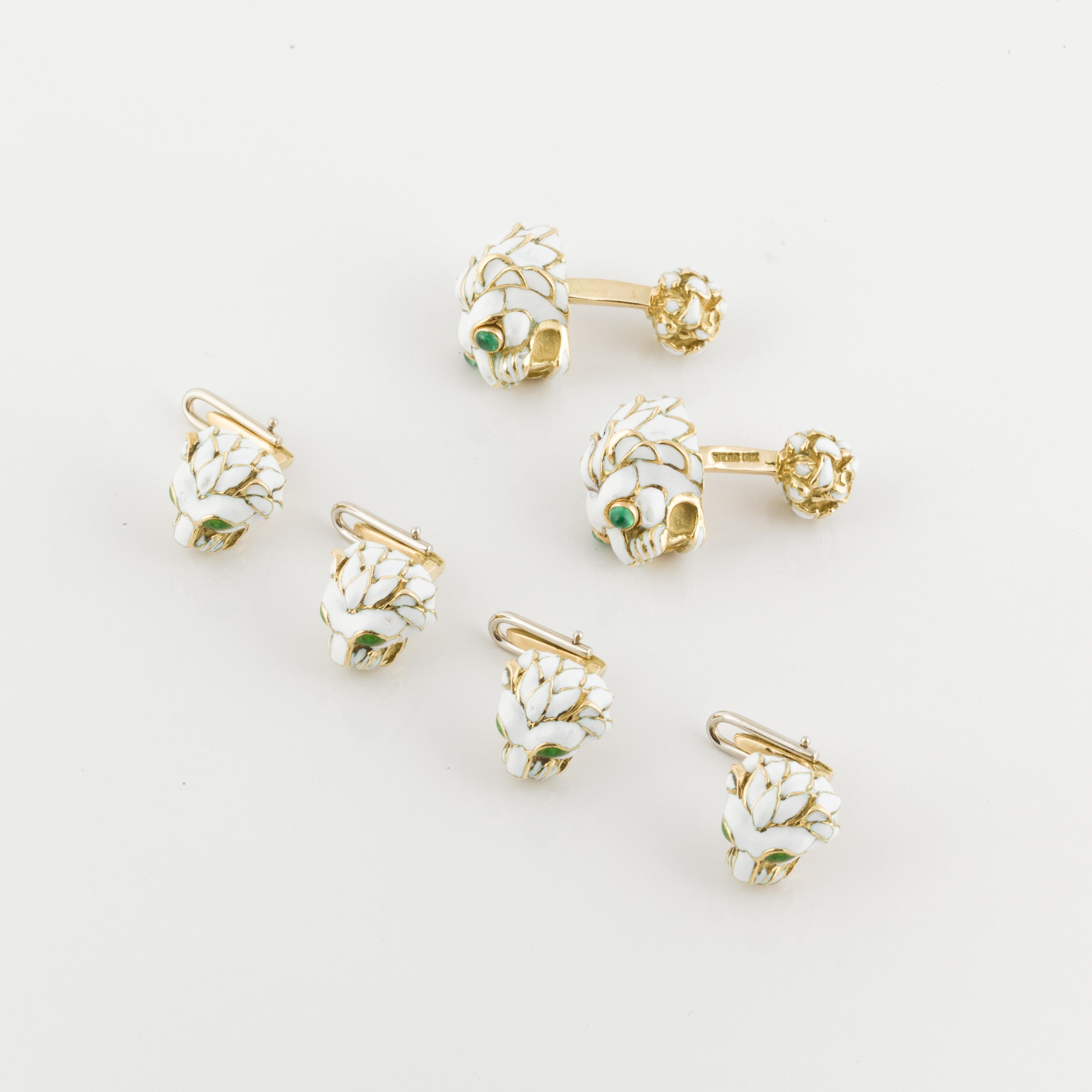 Gemelos de león David Webb y juego de 4 pendientes de oro amarillo de 18 quilates y esmalte blanco.  Los gemelos contienen esmeraldas cabujón para los ojos.   Los ojos de las cuatro tachuelas son de esmalte verde.  Los gemelos miden 3/4 de pulgada
