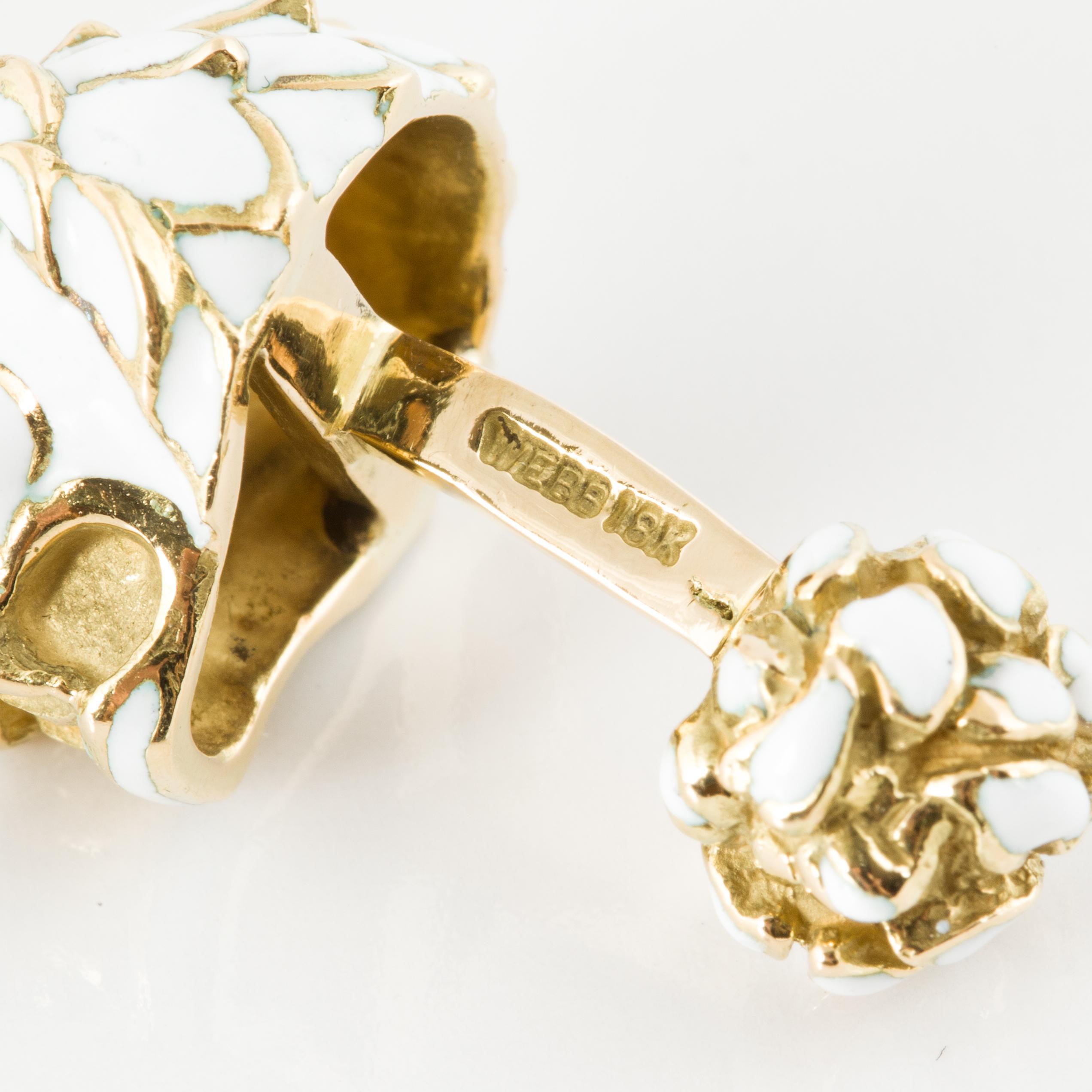 David Webb White Enamel Lion Cufflinks and Stud Set in 18K Yellow Gold In Good Condition For Sale In Houston, TX
