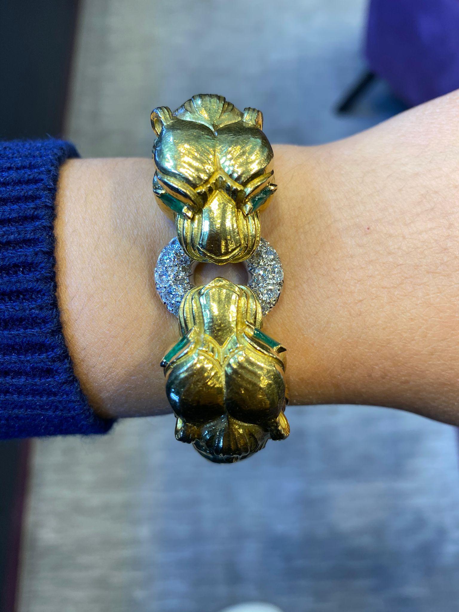 David Webb Lion Emerald Diamond & Gold Bracelet In Excellent Condition In New York, NY