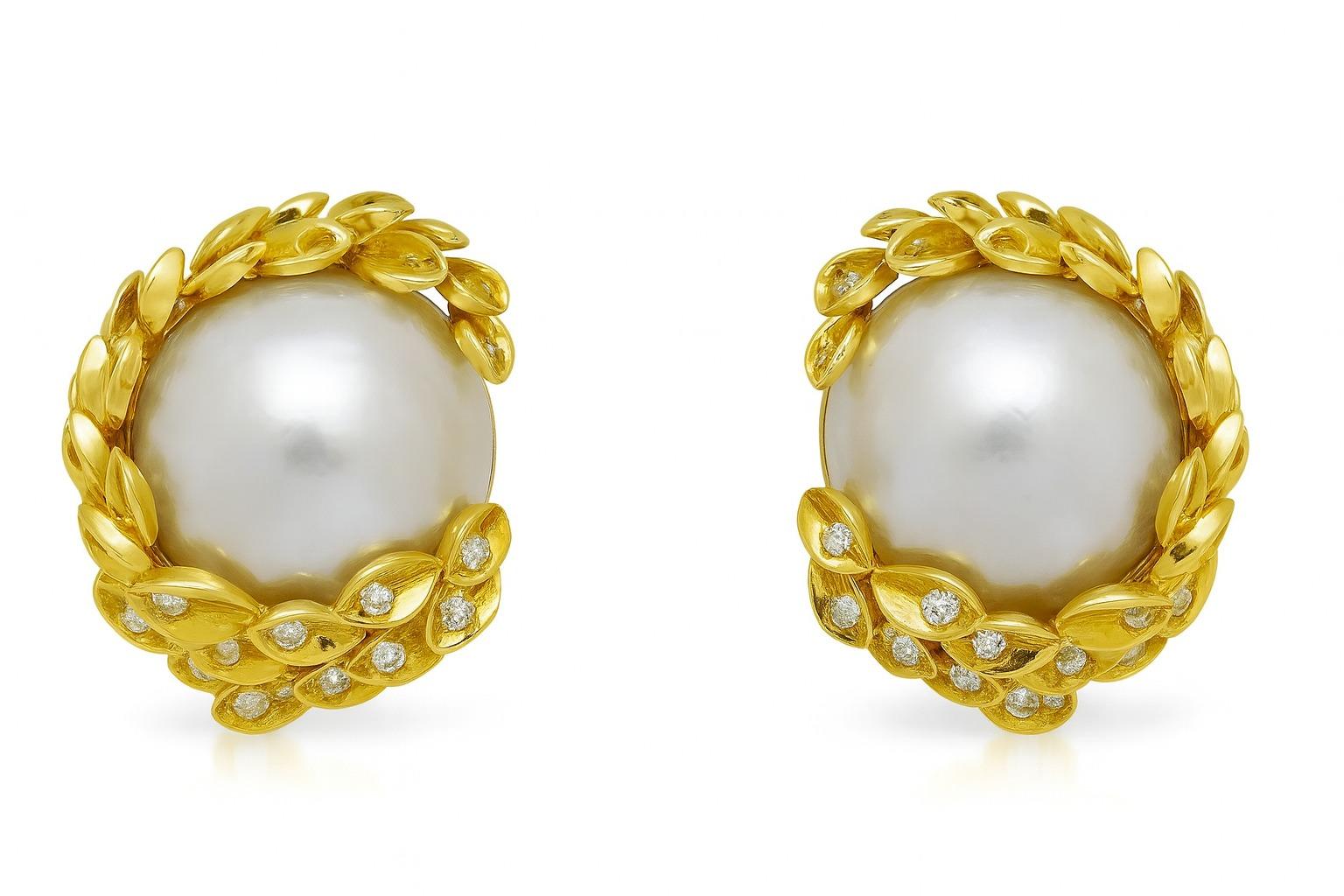 Taglio rotondo David Webb Orecchini a clip con foglie di perle e diamanti Mabe in vendita