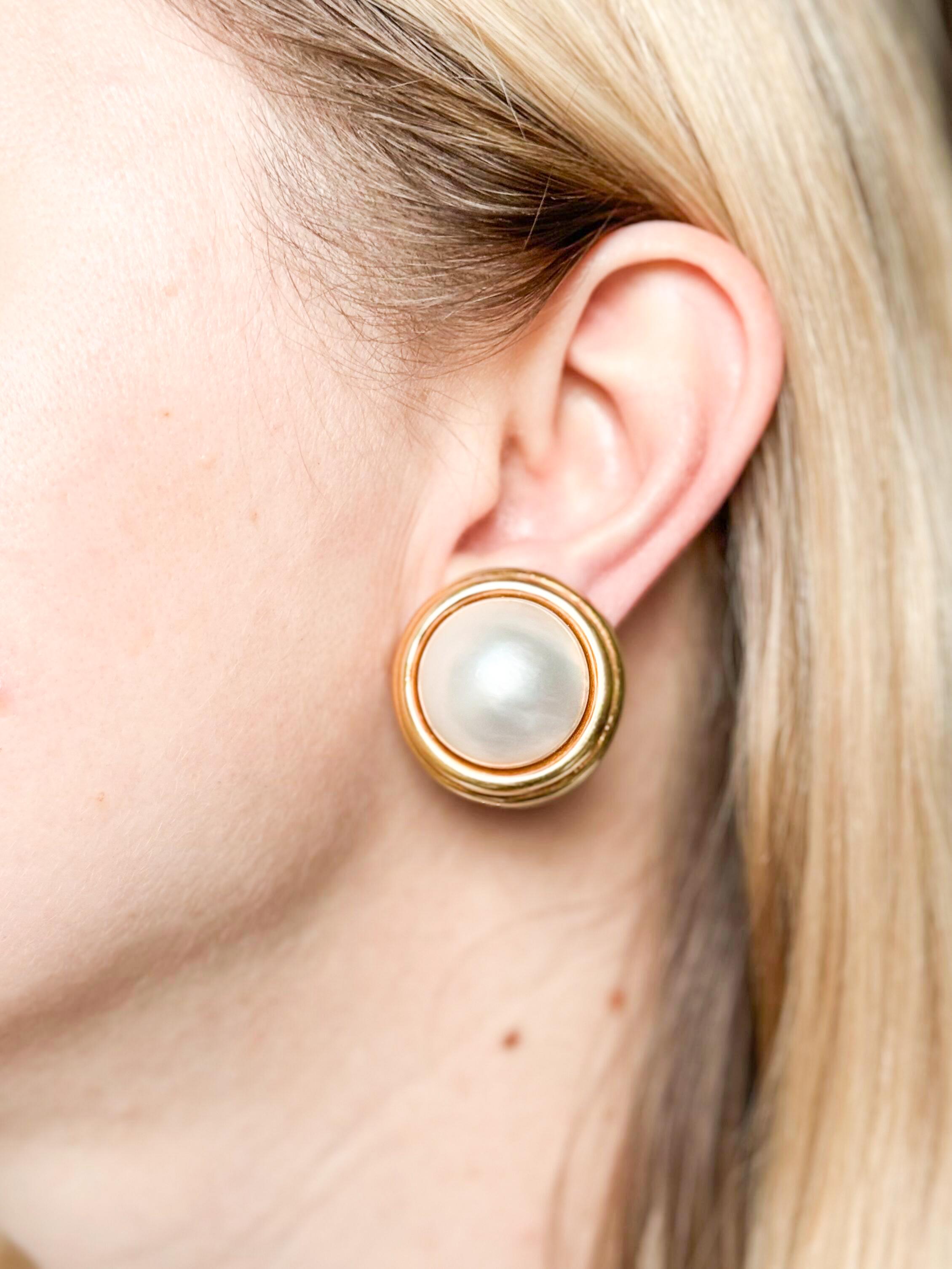 Ein Paar große Ohrringe aus 18 Karat Gold von David Webb mit 21 mm großen Mabe-Perlen in der Mitte. Die Ohrringe haben einen Durchmesser von 28 mm. Gepunzt mit 18k und Webb. Gewicht - 41,6 Gramm. 