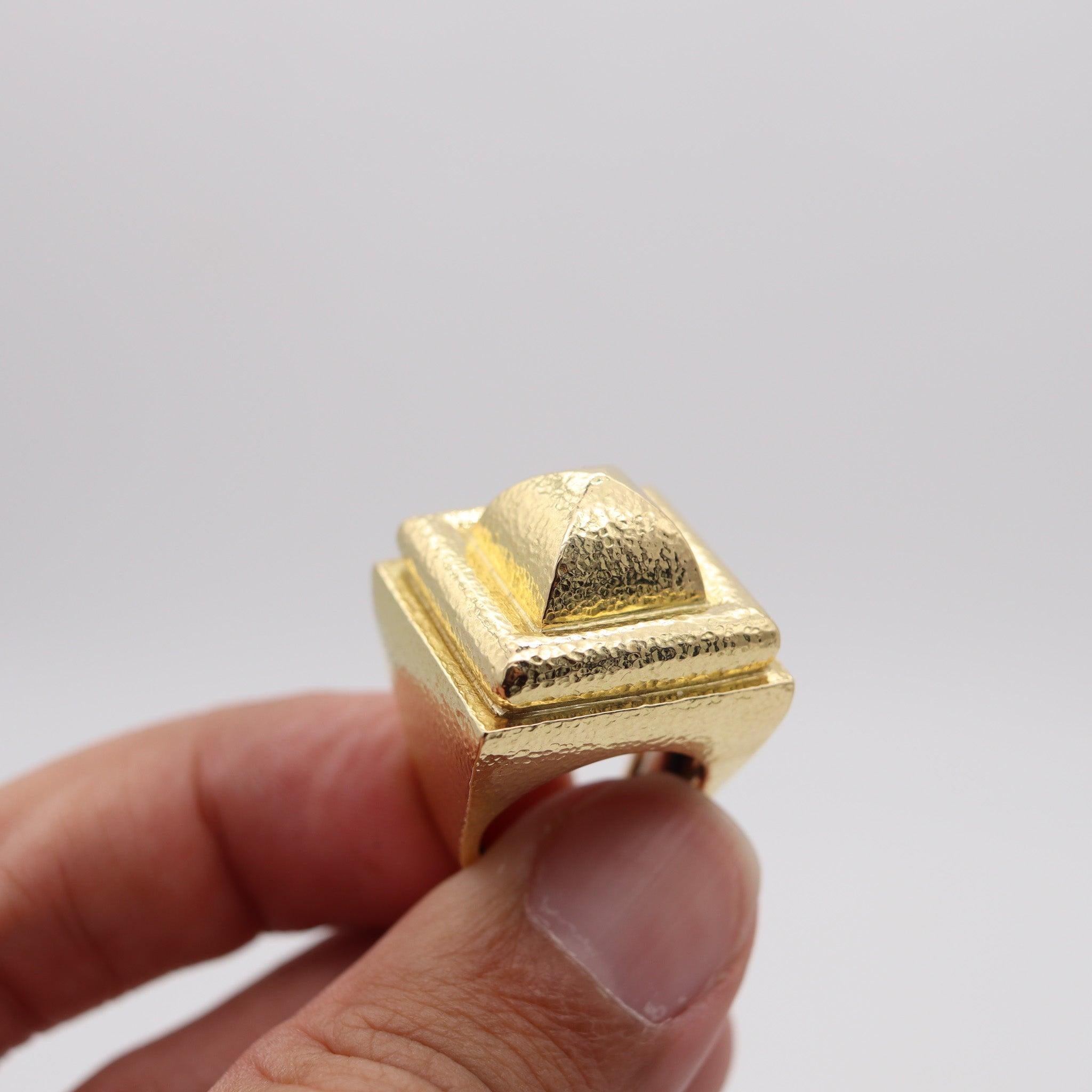 Modernista David Webb Massive Architectural Geometric Cocktail Ring in oro giallo 18Kt massiccio in vendita