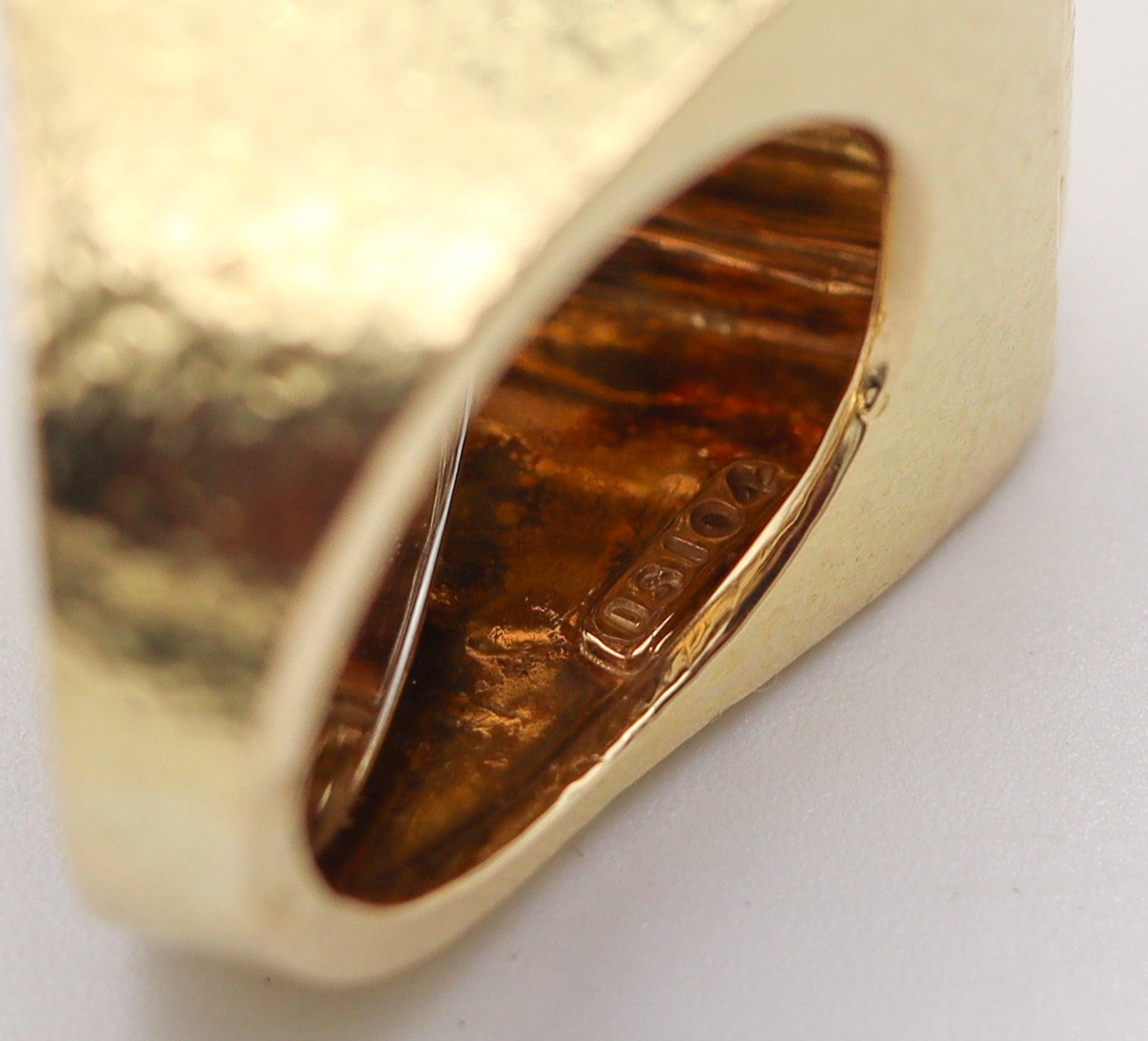 da uomo o donna David Webb Massive Architectural Geometric Cocktail Ring in oro giallo 18Kt massiccio in vendita