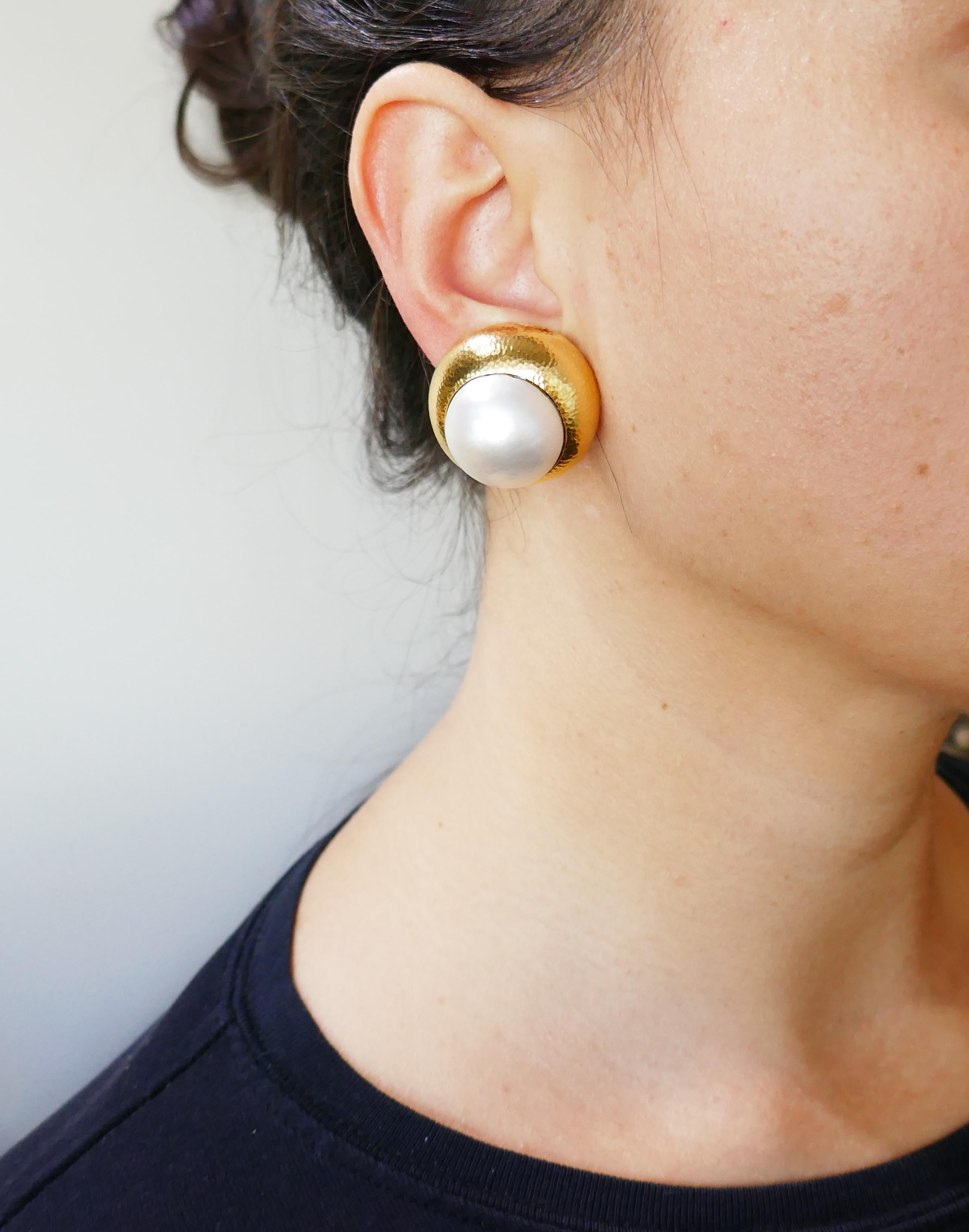 Bold yet elegant earrings created by David Webb in the 1980s. Classy and wearable, the earrings are a great addition to your jewelry collection.
The earrings are made of 18 karat (stamped) yellow gold and feature a mobe pearl. 
The earrings measure