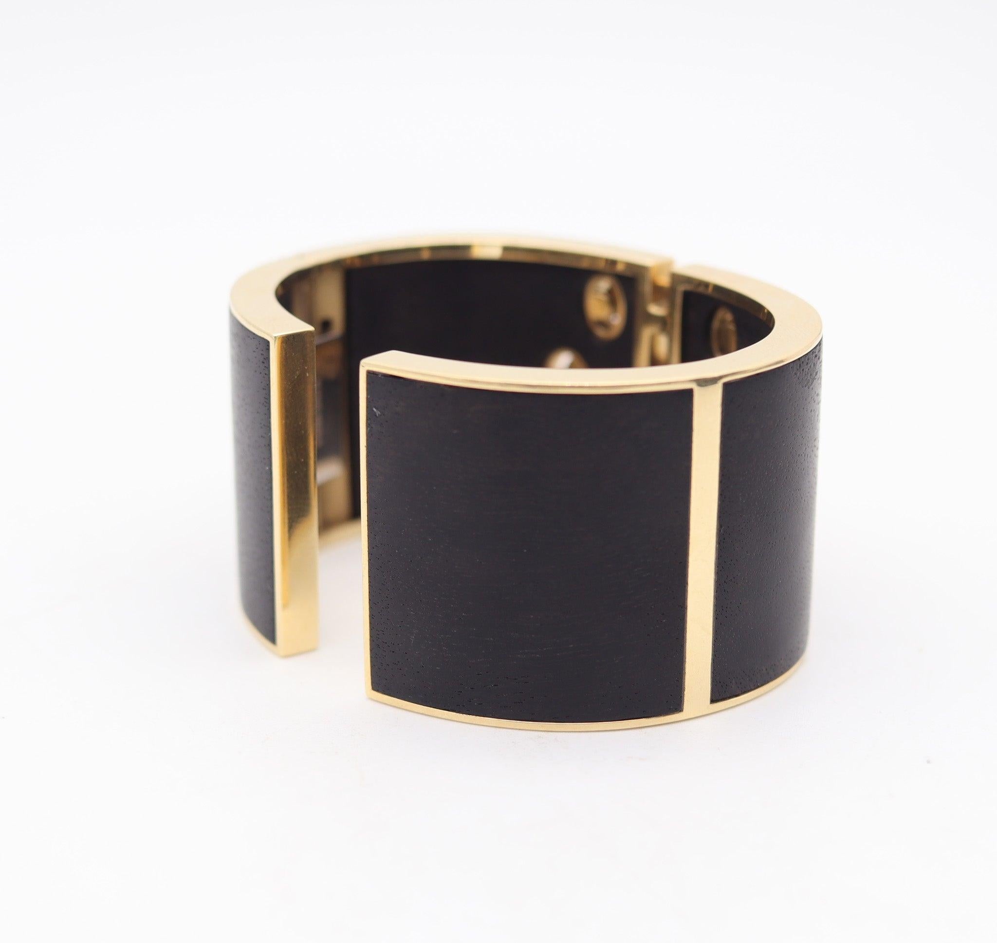 Brazalete-puño modernista diseñado por David Webb (1925-1975).

Se trata de una magnífica pulsera brazalete vintage creada en Nueva York por el famoso diseñador de joyas David Webb, allá por 1990. El fabuloso brazalete se diseñó con atrevidos