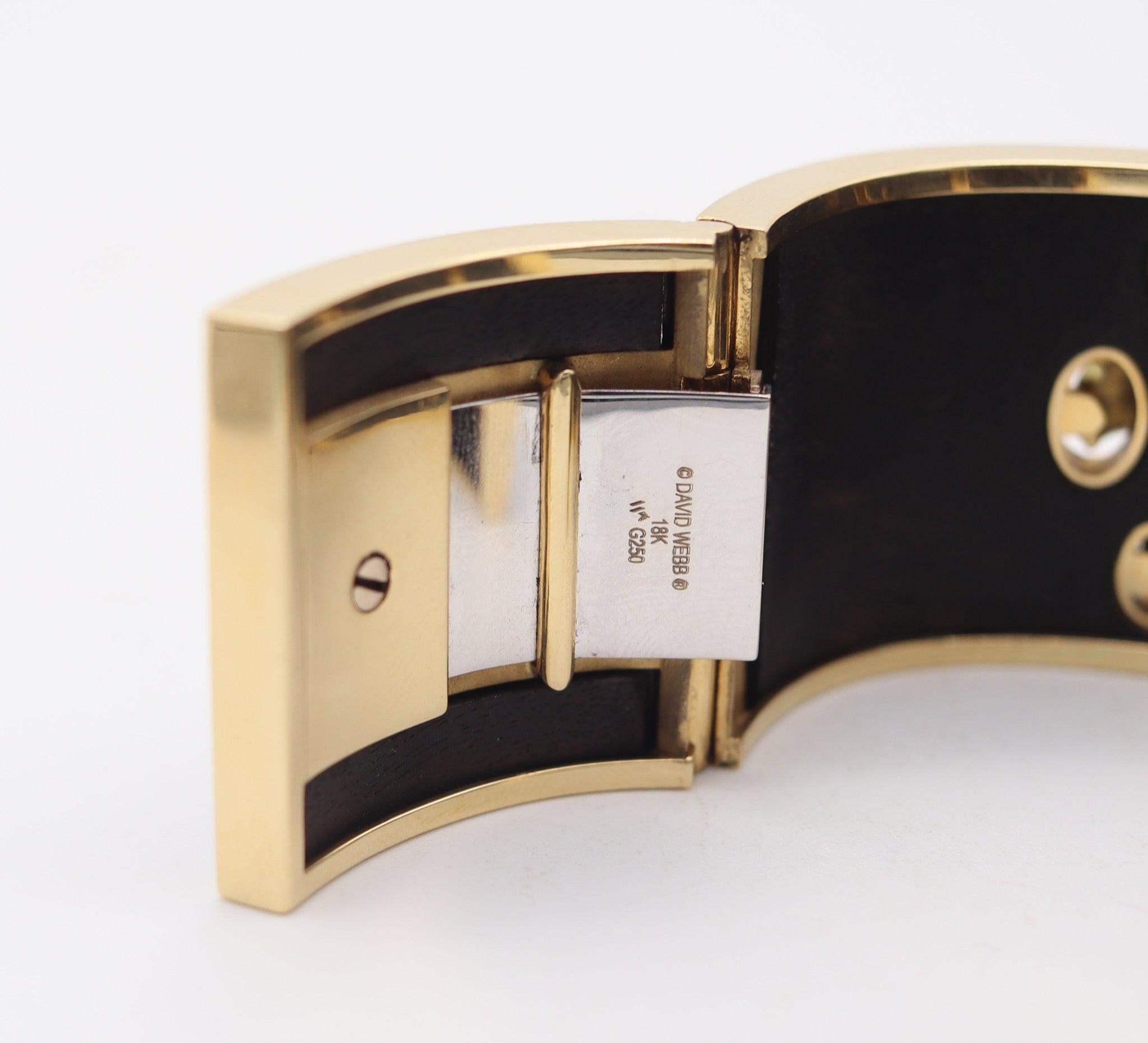 Femenino o masculino DAVID WEBB Brazalete Modernista Geométrico De Madera Tallada En Oro Amarillo De 18 Quilates en venta