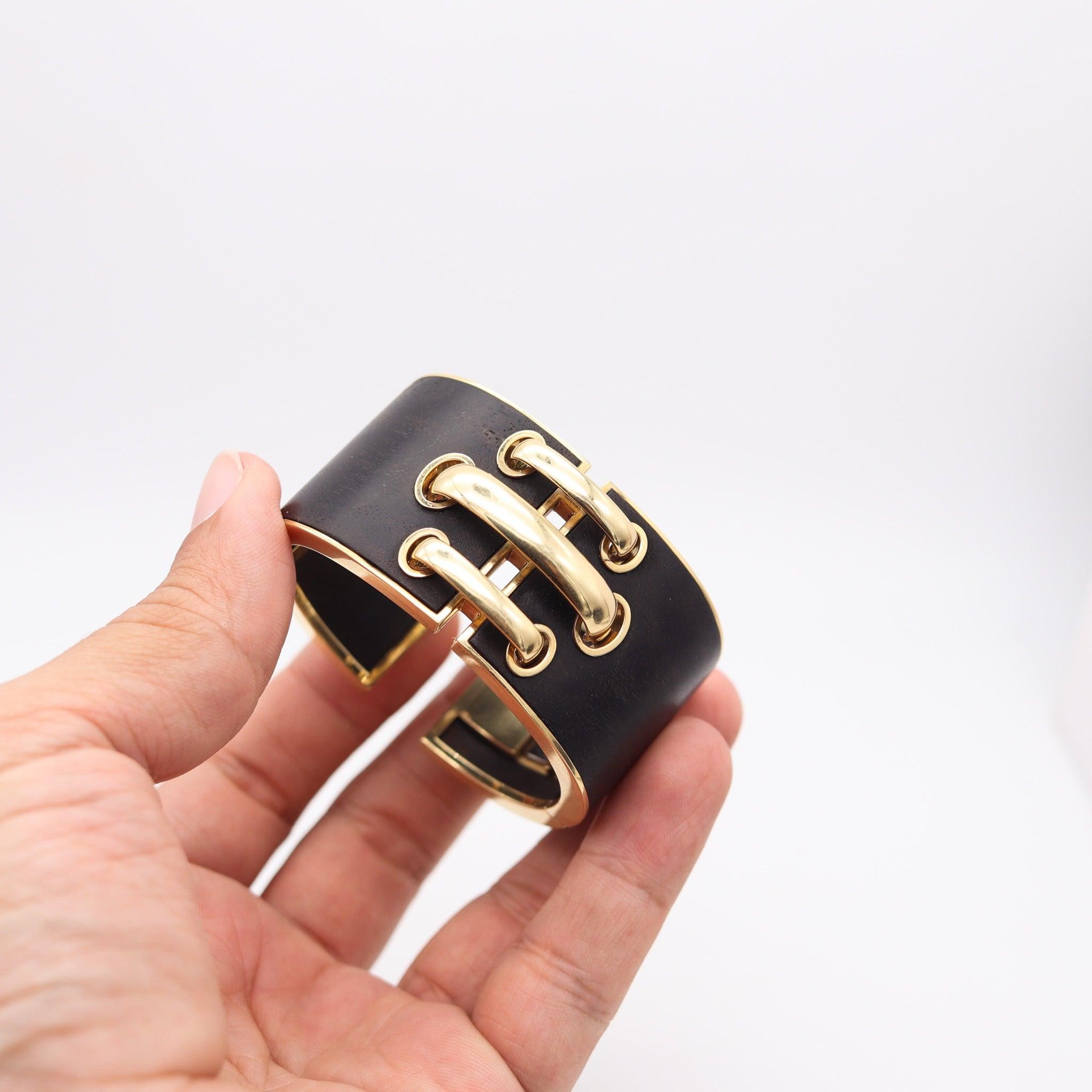 DAVID WEBB Brazalete Modernista Geométrico De Madera Tallada En Oro Amarillo De 18 Quilates en venta 1