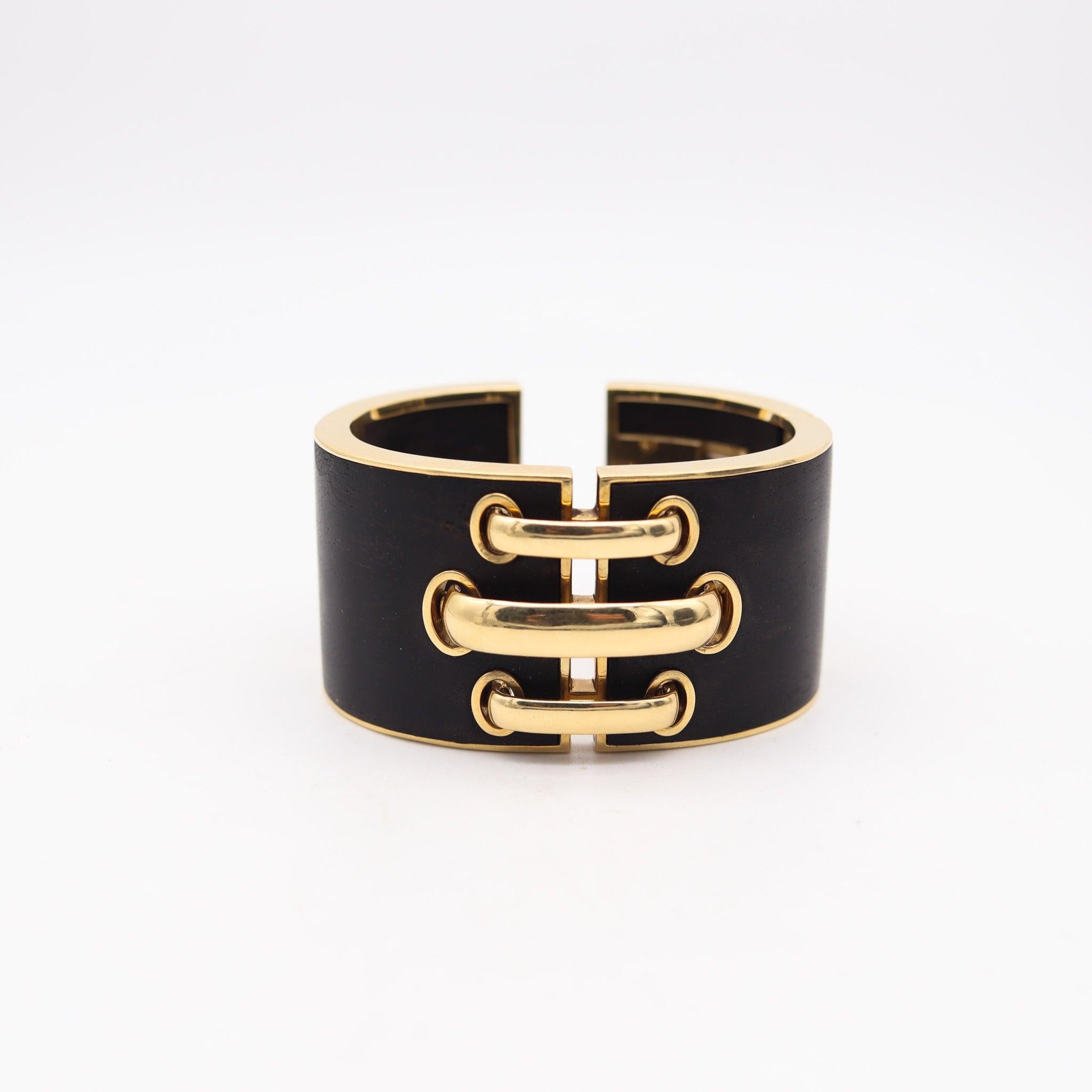 DAVID WEBB Brazalete Modernista Geométrico De Madera Tallada En Oro Amarillo De 18 Quilates en venta 2