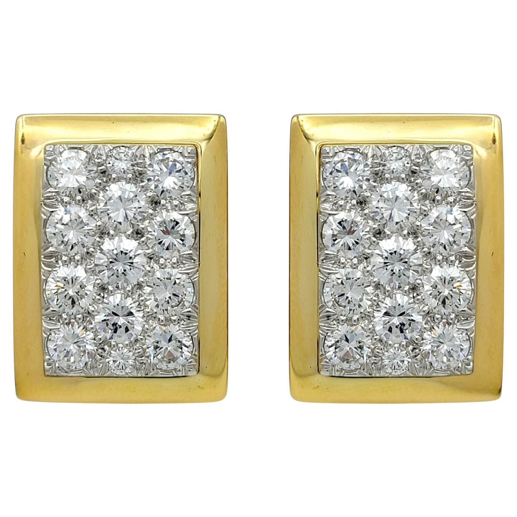 Questi audaci e sofisticati orecchini di diamanti David Webb sono realizzati in lussuoso oro 18 carati con accenti in platino. I diamanti scintillanti sono disposti in un design rettangolare a filo, creando una superficie di brillantezza senza