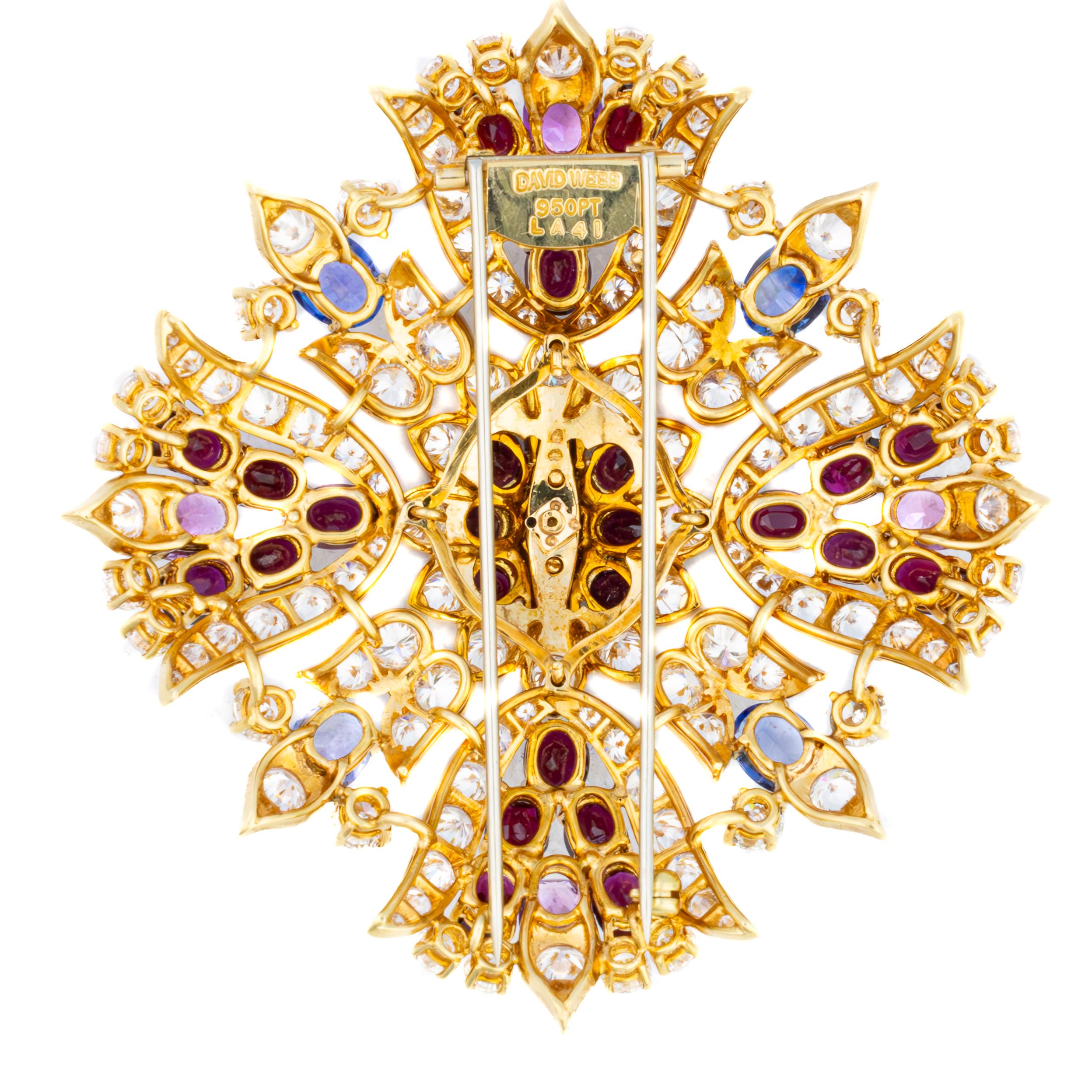 David Webb Broche de oro con flores de diamantes y multigemas

Descripción:
Un broche atrevido y rico en detalles de David Webb, diseñado como una estilizada cruz floral compuesta de vibrantes piedras preciosas cabujón y facetadas. En el centro, un