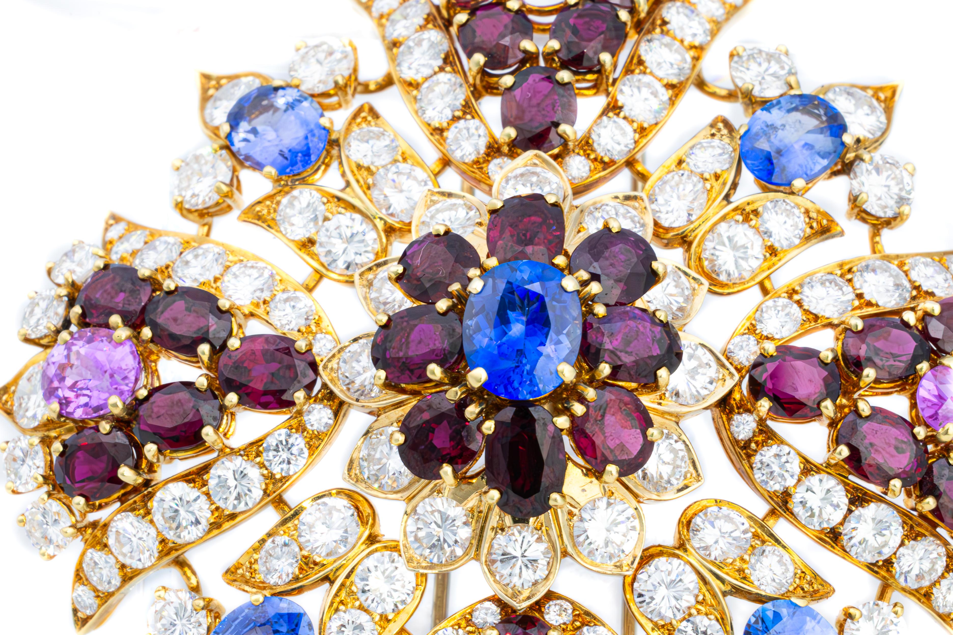 David Webb Broche de oro con flores de diamantes y multigemas Moderno en venta