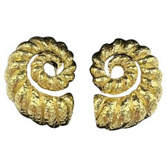 David Webb - Boucles d'oreilles à clip en or jaune martelé Nautilus