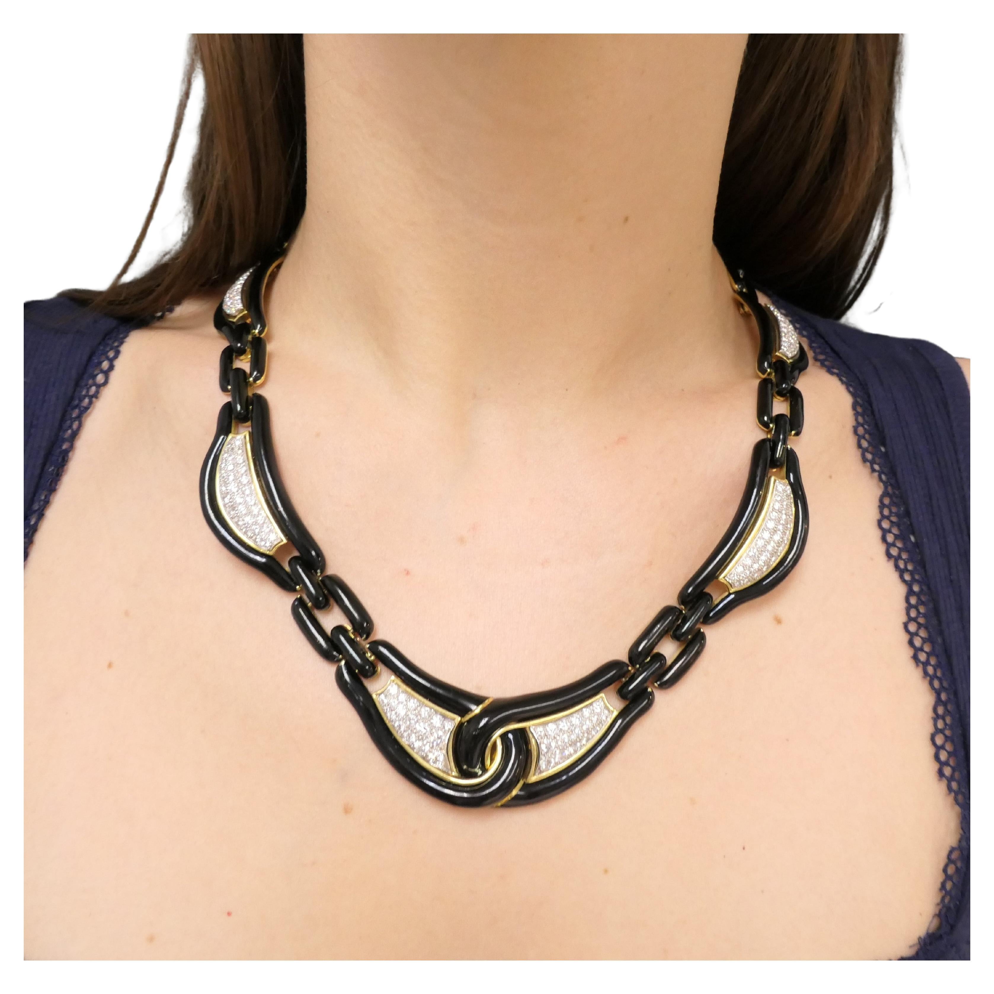 Collier spectaculaire David Webb, en or 18 carats et émail noir, orné de diamants.
Bien qu'elle soit en or, cette pièce impressionnante rappelle un collier doux, fabriqué en tissu. Il se compose de volants convexes reliés par de grands maillons