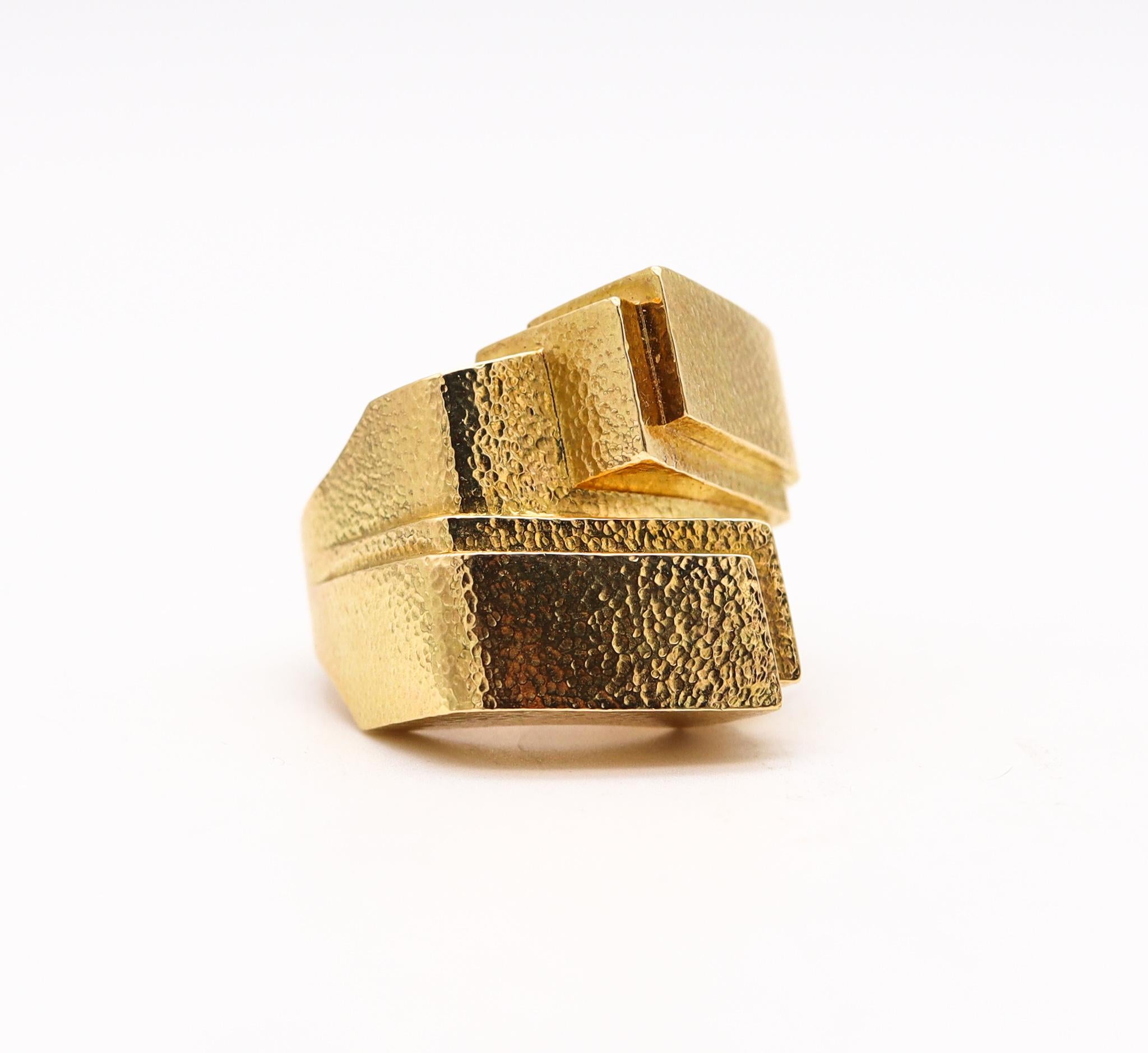 David Webb New York Geometric Cocktail Ring in Textured 18Kt Yellow Gold In Excellent Condition In Miami, FL