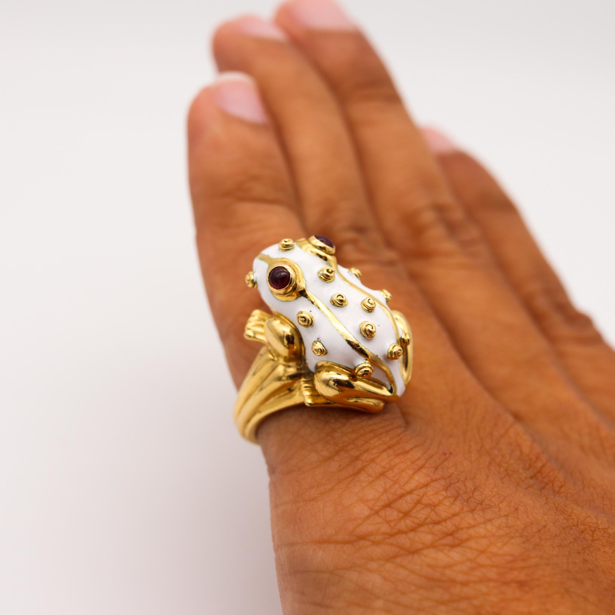 David Webb New York Iconic Enameled Frog Ring in 18Kt Yellow Gold with Rubies In Excellent Condition In Miami, FL