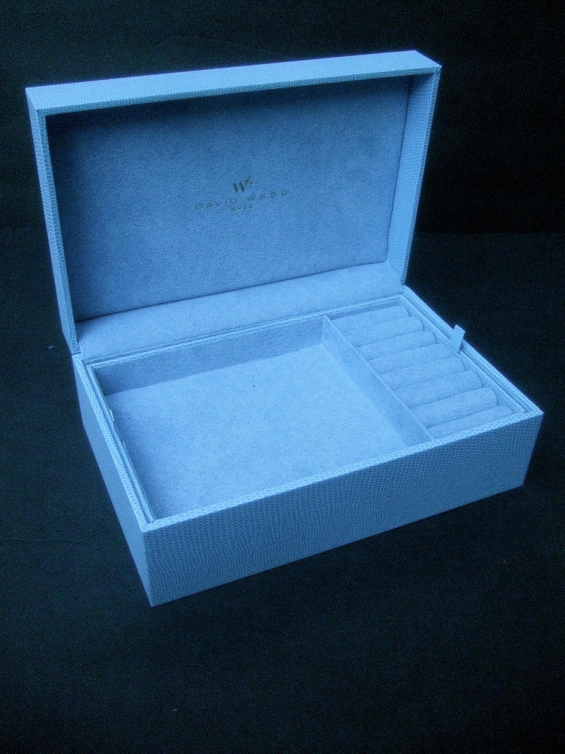 David Webb New York Powder Blue Embossed Vinyl Jewelry Box c 21st c  In Excellent Condition In University City, MO