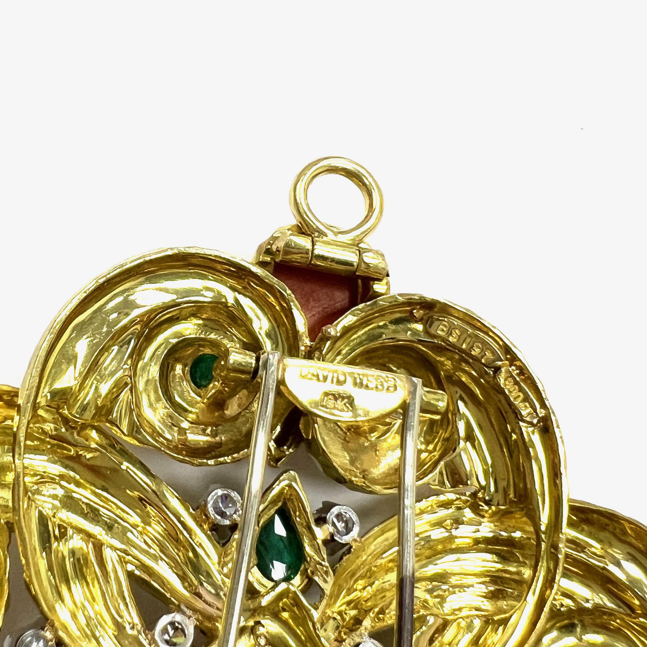 David Webb Broche pendentif unique en son genre en or jaune 18 carats avec corail et émeraudes  en vente 2
