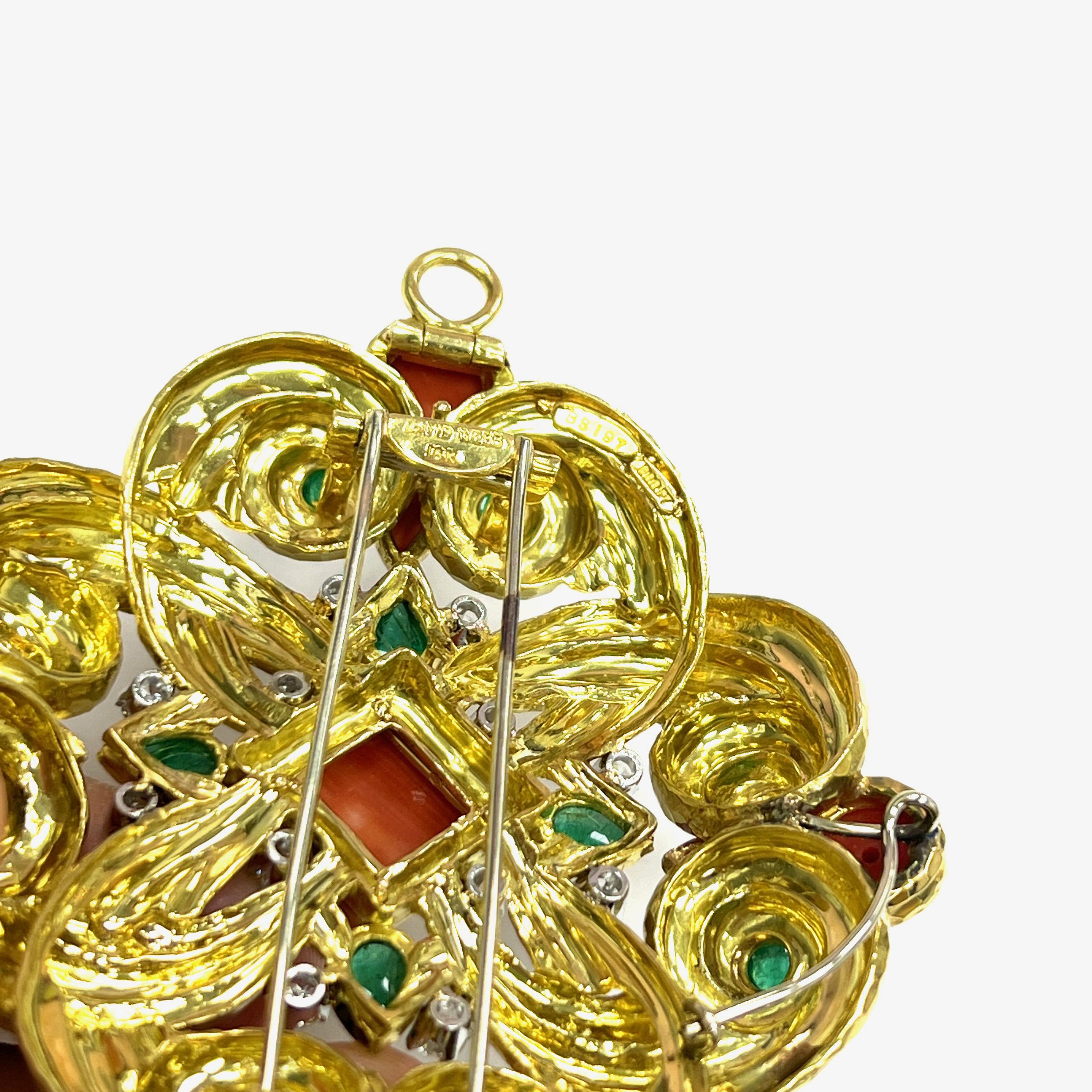 David Webb Broche pendentif unique en son genre en or jaune 18 carats avec corail et émeraudes  en vente 3