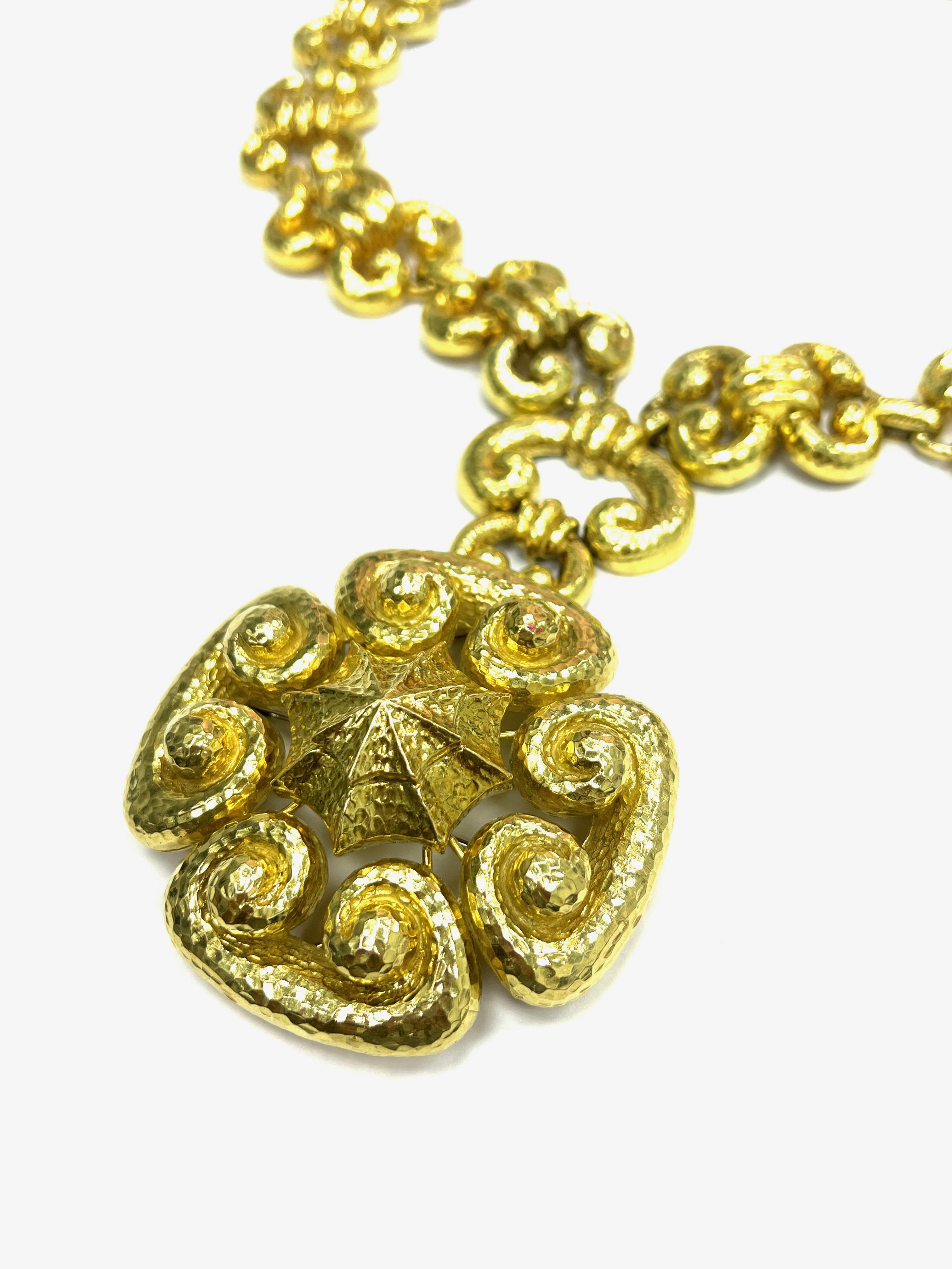 David Webb Einzigartige gehämmerte Halskette mit Anhänger aus 18 Karat Gelbgold im Zustand „Hervorragend“ in New York, NY