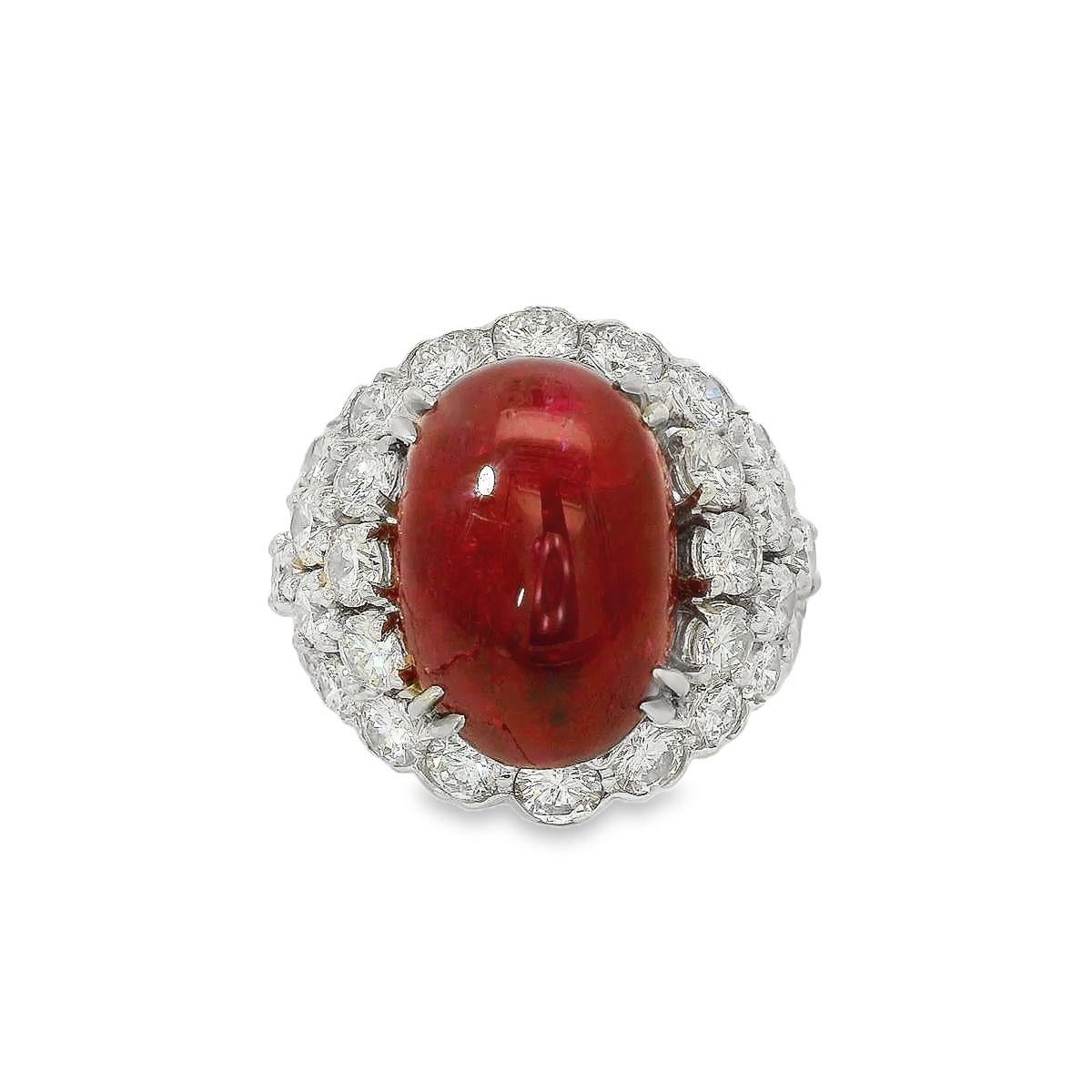 David Webb Oval Cabochon Rubin und Diamant Ring

Der aus Platin gefertigte Ring zeigt in der Mitte einen atemberaubenden ovalen Cabochon-Rubin mit einem Gewicht von etwa 17,00 Karat. Die glatte Oberfläche des Rubins und seine tiefe, leuchtend rote