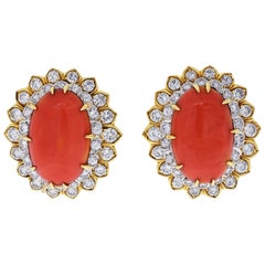 Pendientes David Webb de coral ovalado y diamantes talla redonda