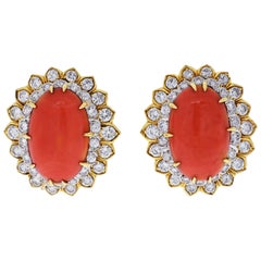 David Webb Boucles d'oreilles en corail ovale et diamants taille ronde