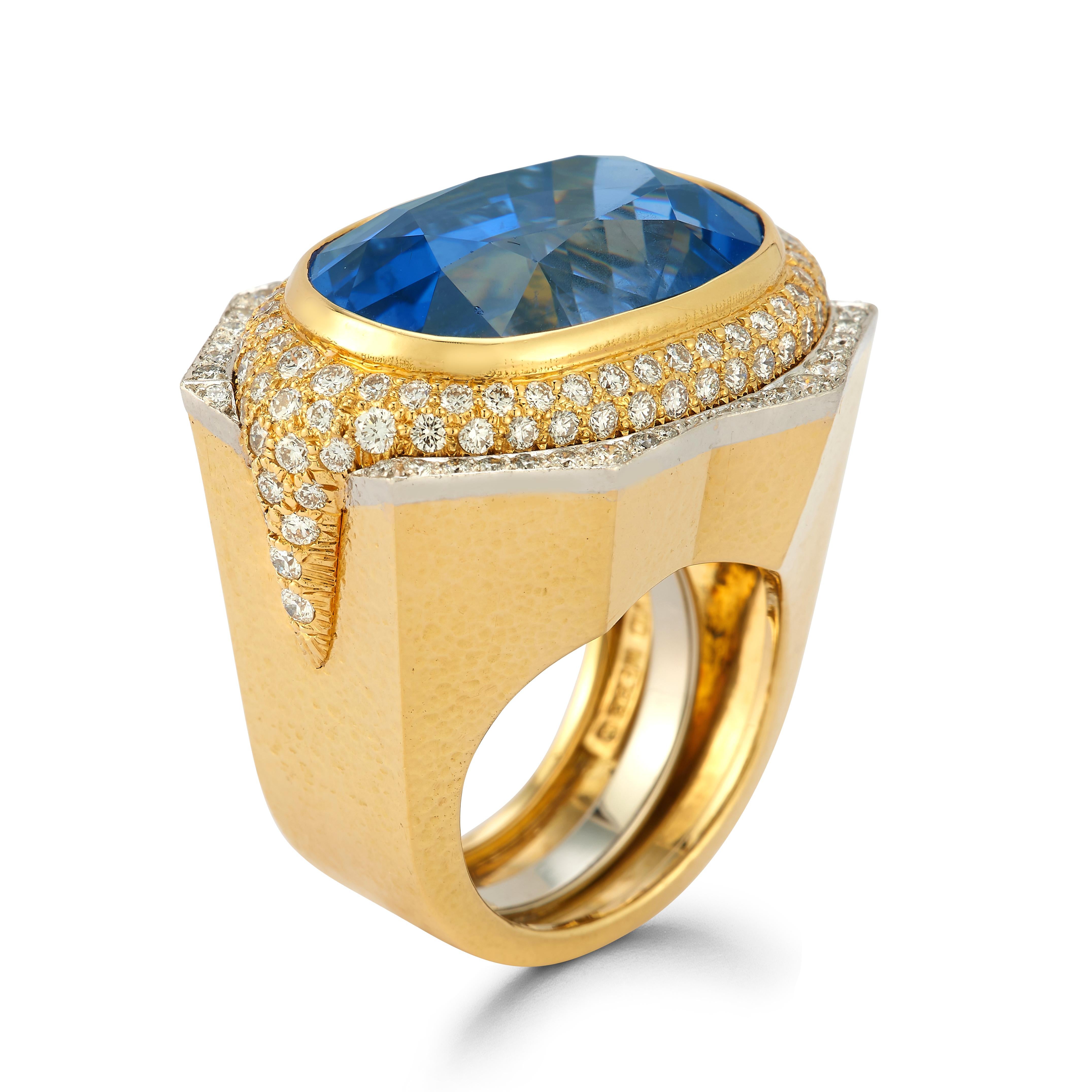 Anillo para hombre con zafiro talla oval David Webb

Un magnífico anillo David Webb con un llamativo zafiro talla oval de 32,60 quilates en el centro. El profundo y aterciopelado tono azul del zafiro está bellamente realzado por un halo de diamantes