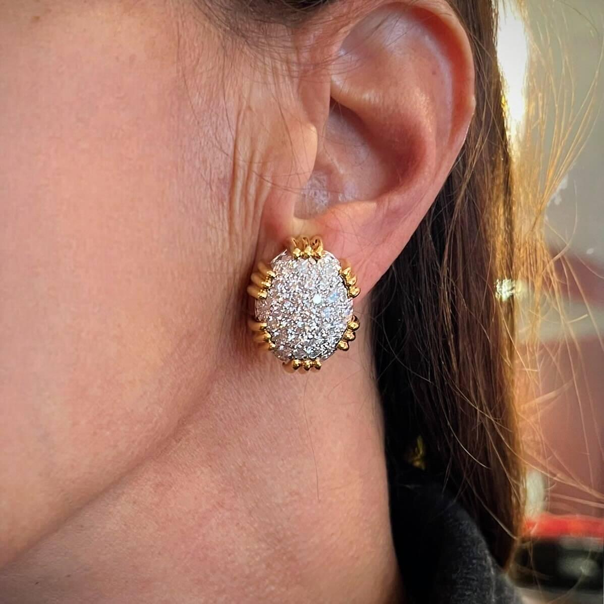DAVID WEBB Ovale Gold-Diamant-Ohrringe im Zustand „Gut“ im Angebot in New York, NY