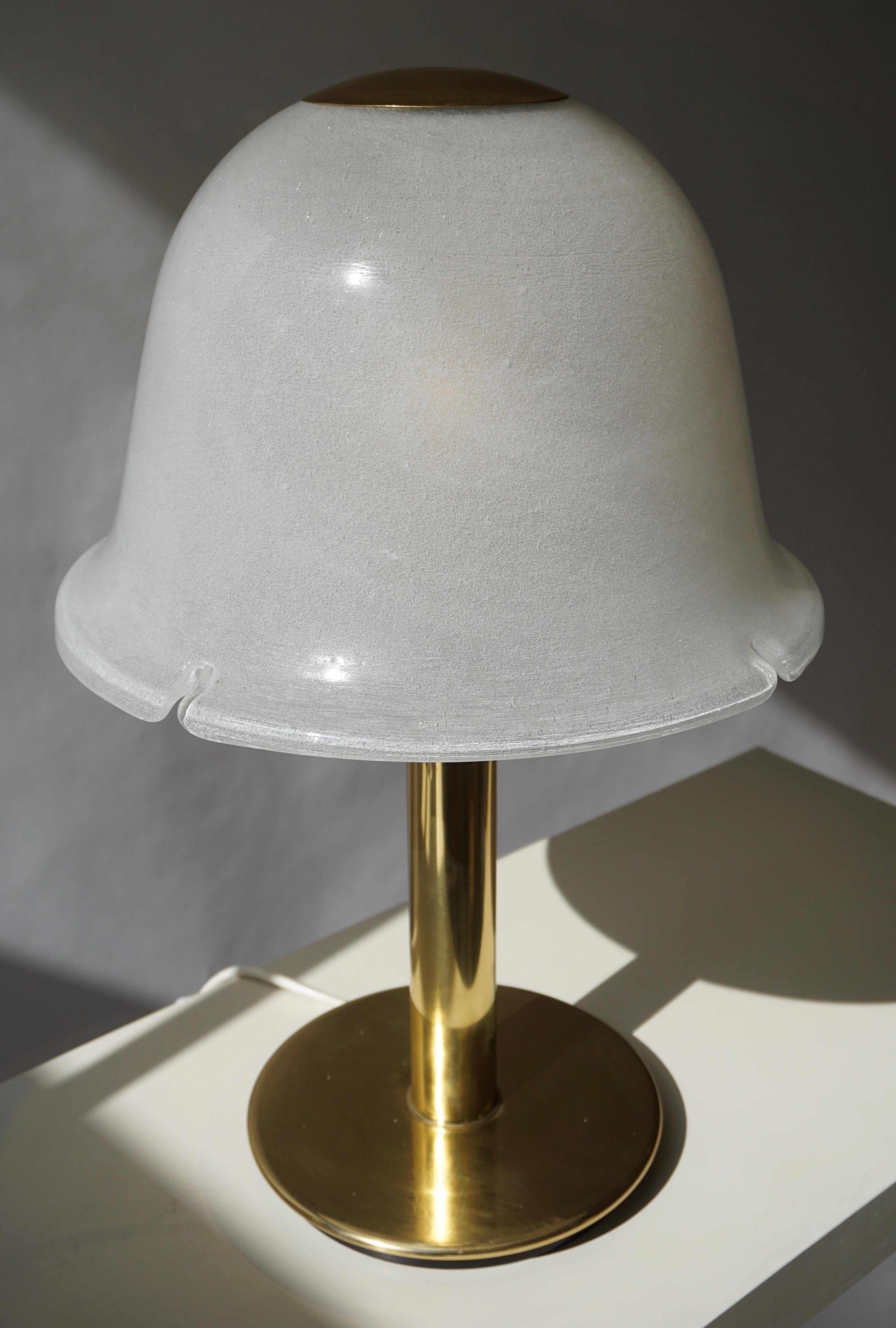 Tischlampe aus Murano-Glas und Messing im Angebot 7