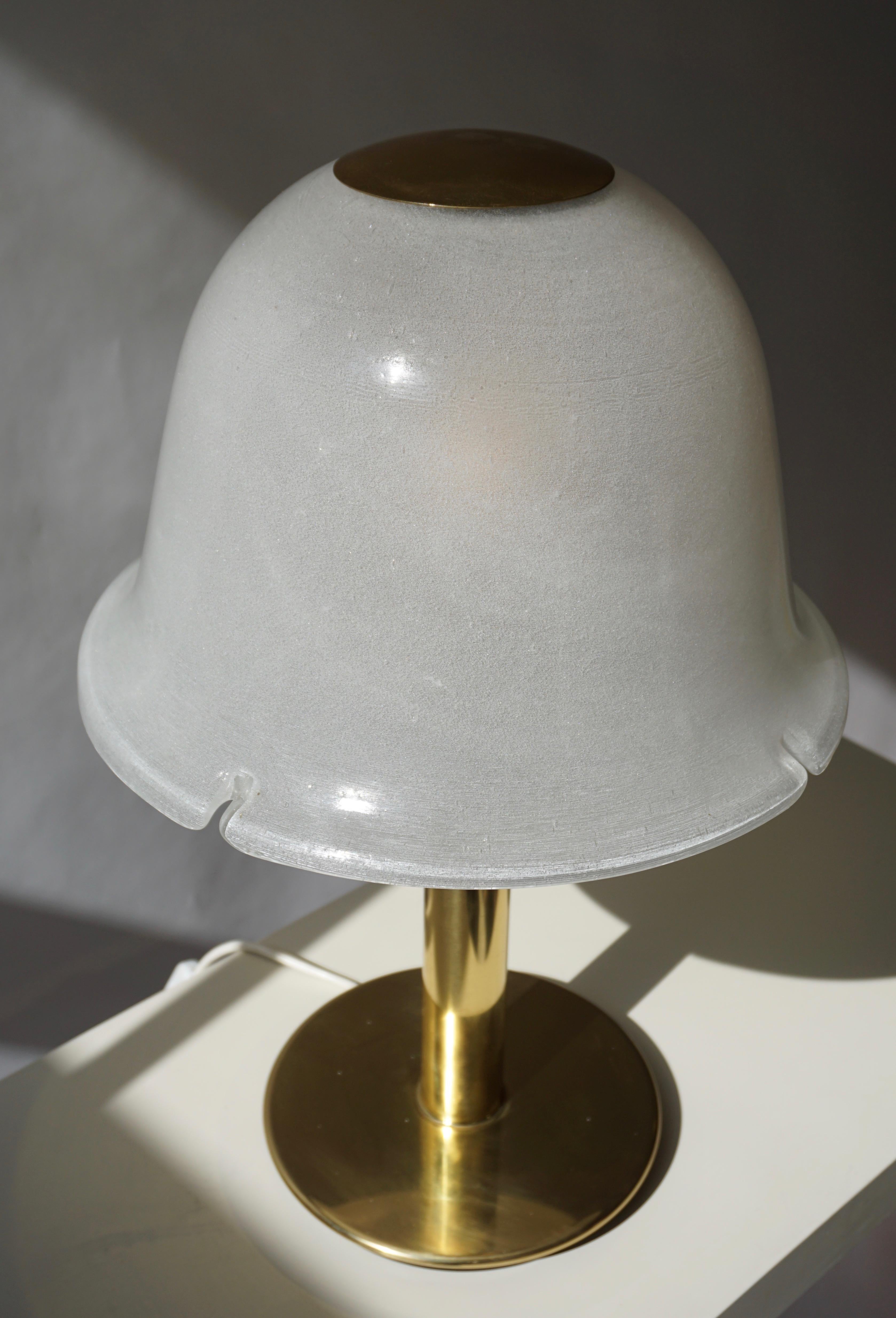 Tischlampe aus Murano-Glas und Messing im Angebot 8