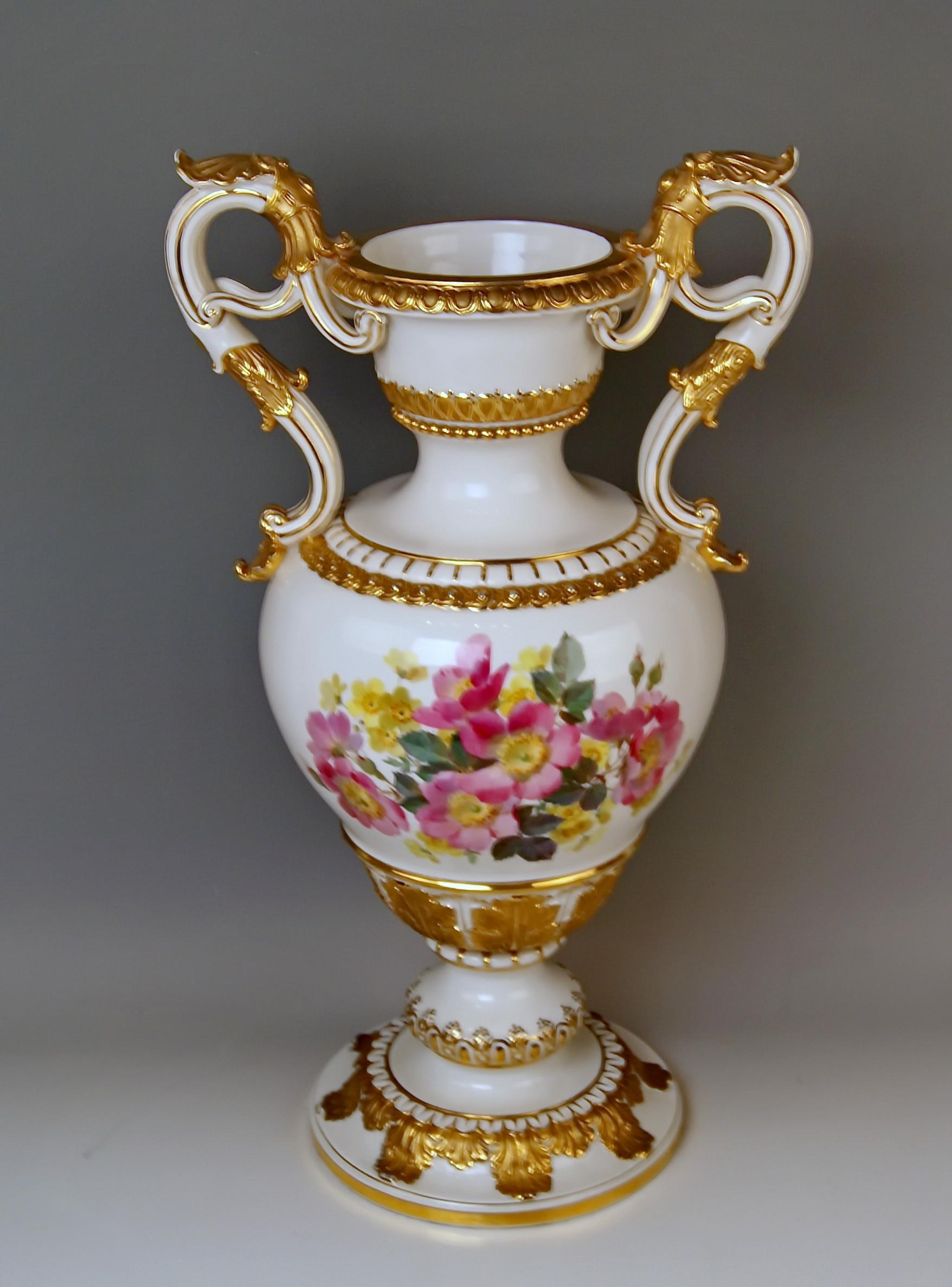 Grand vase amphore de Meissen avec poignées / designed by Ernst August Leuteritz 

Fabrication : Meissen 
Date : fabriqué vers 1870
Poinçonné : Marque de Meissen avec pommeaux sur Hilts (19ème siècle)
Première qualité
numéro de modèle D 153 /