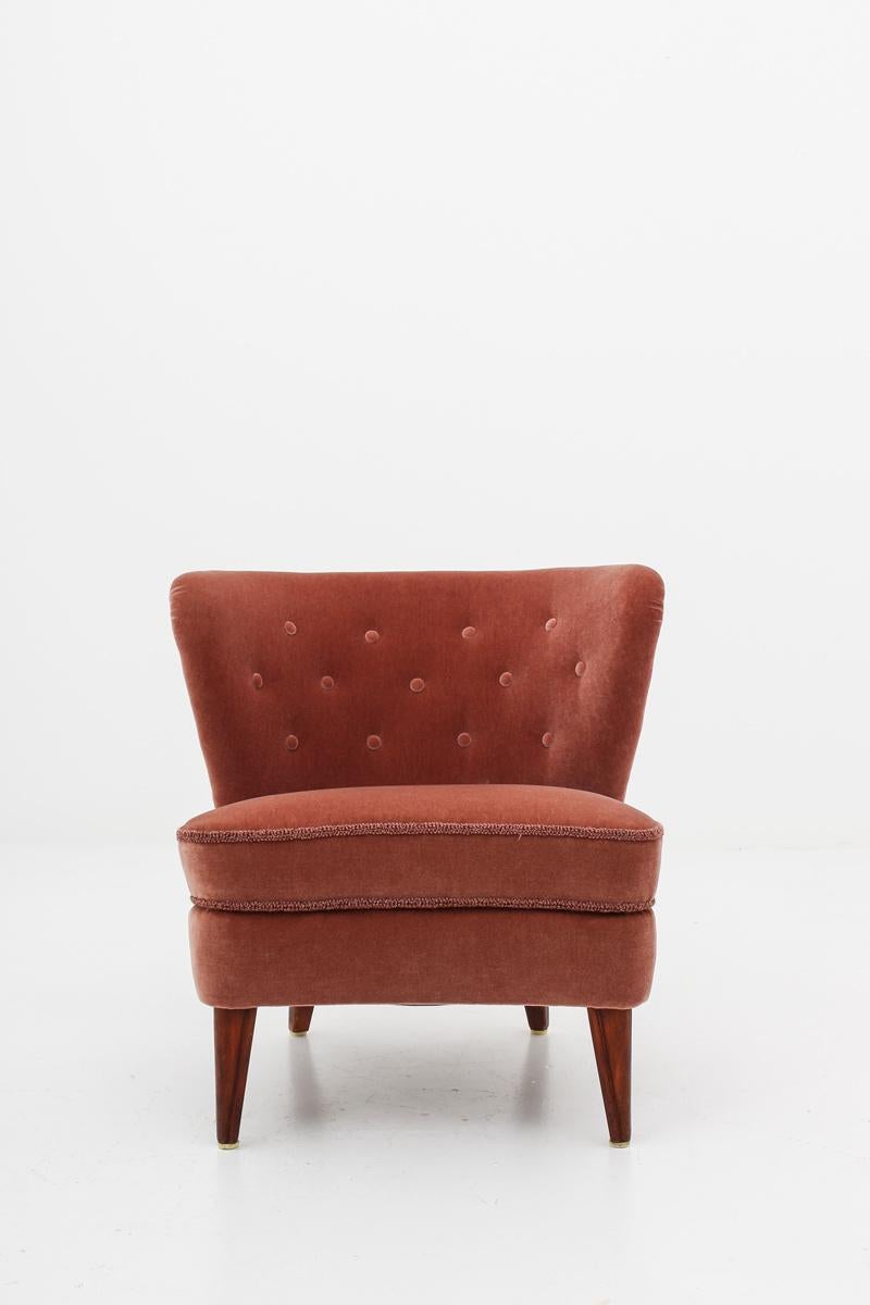 Sculptural lounge chair with original pink velour upholstery in remarkable condition.
The chair's organic forms and harmonious proportions are an excellent example of great Swedish design from this era.
Condition: Excellent original condition.
 