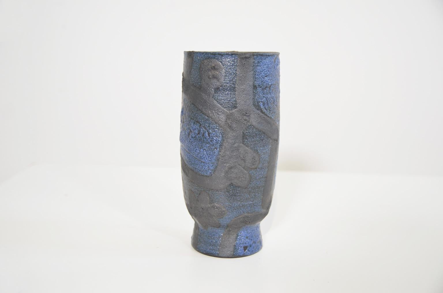 Jaap Dommisse has a clear signature in his work. Glaze and decorations are affixed to the raw clay and each work is baked in the oven only once. Favourite colors are dark blue and black and he makes frequent use of gross figures. This (unica) vase