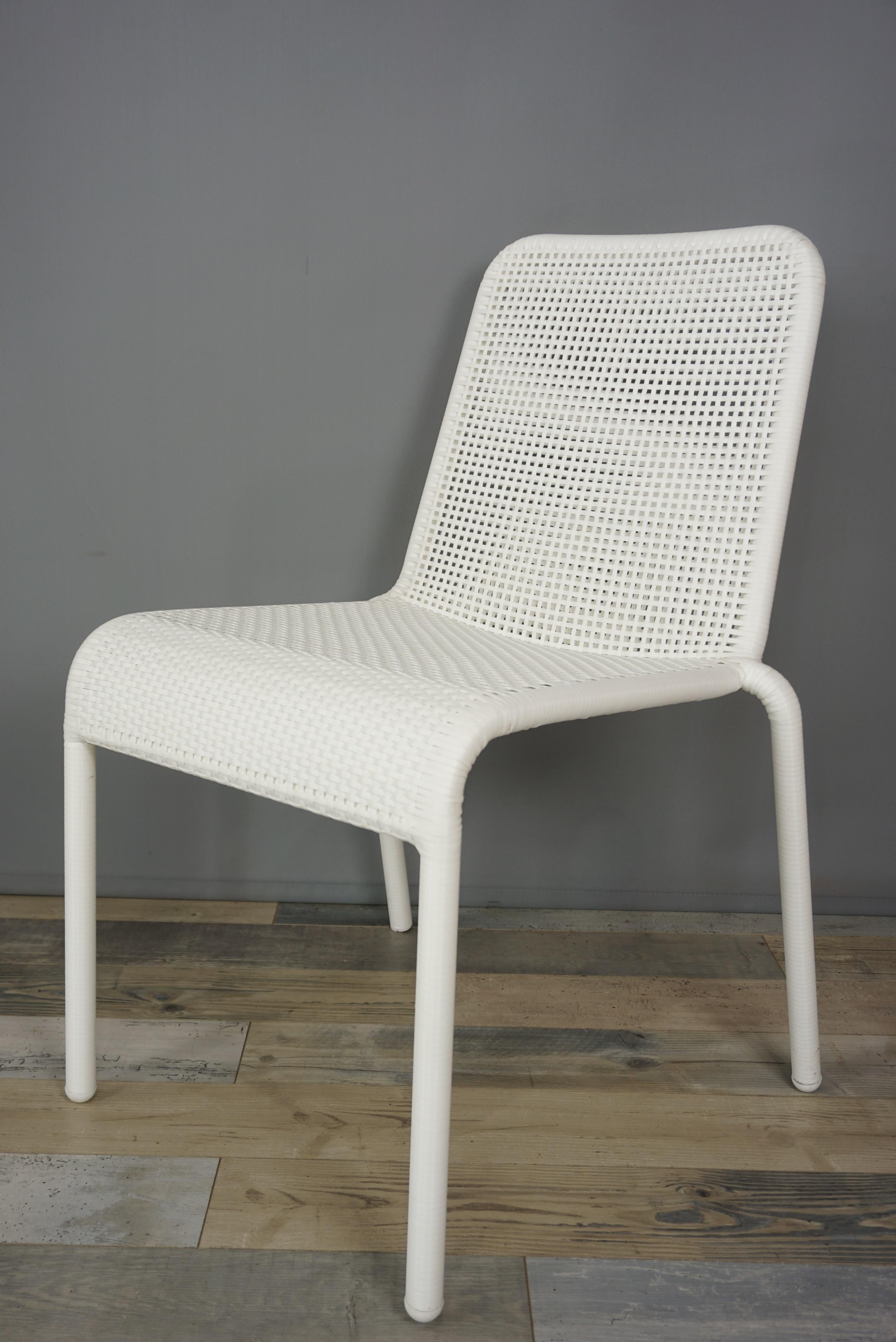 French design white chair composed of a metal tubular structure dressed with a white airy braided resin. Indoor or outdoor, it will be perfect on your terrace, in your veranda, your winter garden, your swimming-pool, even around the dining table!