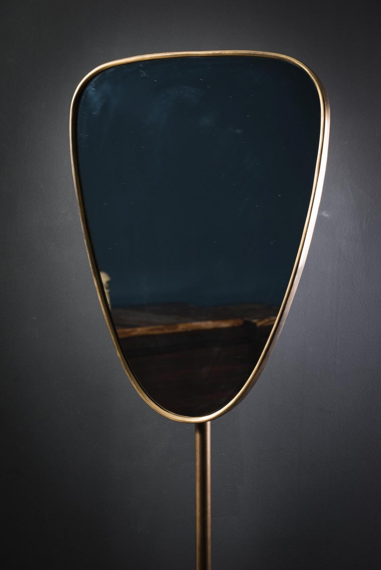 Magnificent floor mirror, Art Deco design and work of a great fineness in patina brass. Perfect for your bedroom, it will also take place in your entrance, your dressing room... New item, never used.